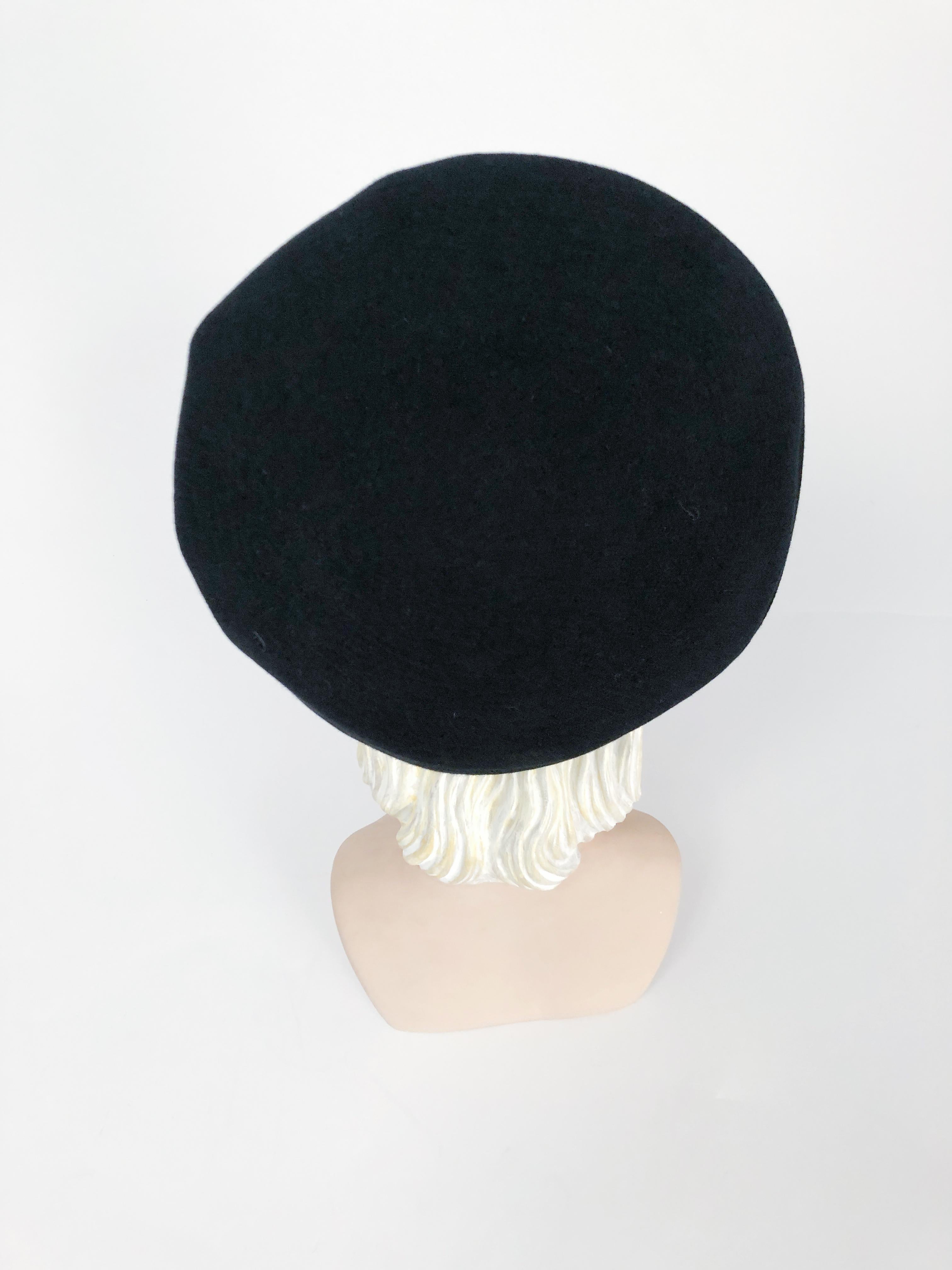 1940s Black Felt Hat with Double Bow and Top Stitch Pattern In Good Condition For Sale In San Francisco, CA