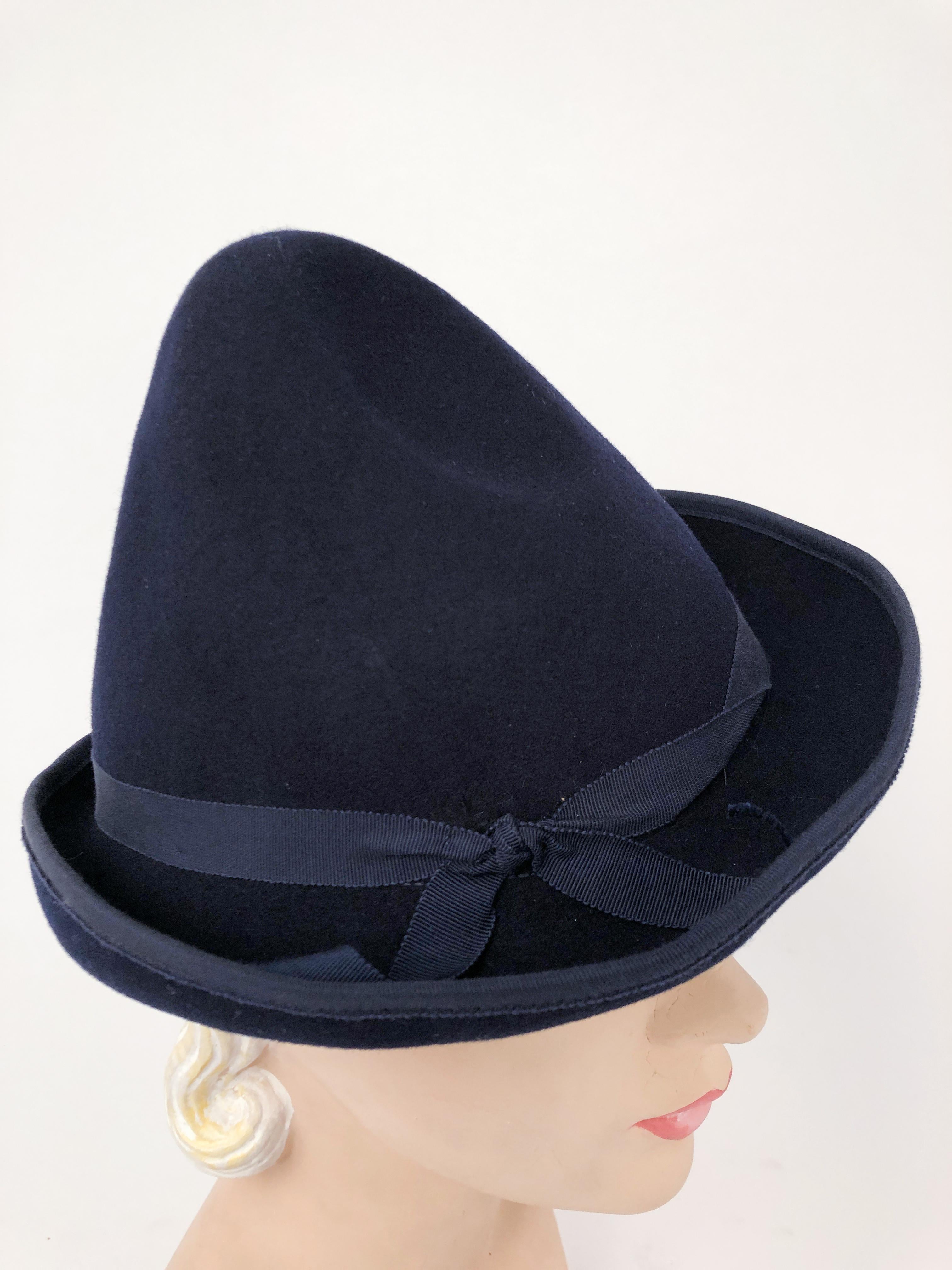 Marineblauer Filz-Kegelhut aus den 1930er Jahren im Zustand „Gut“ im Angebot in San Francisco, CA
