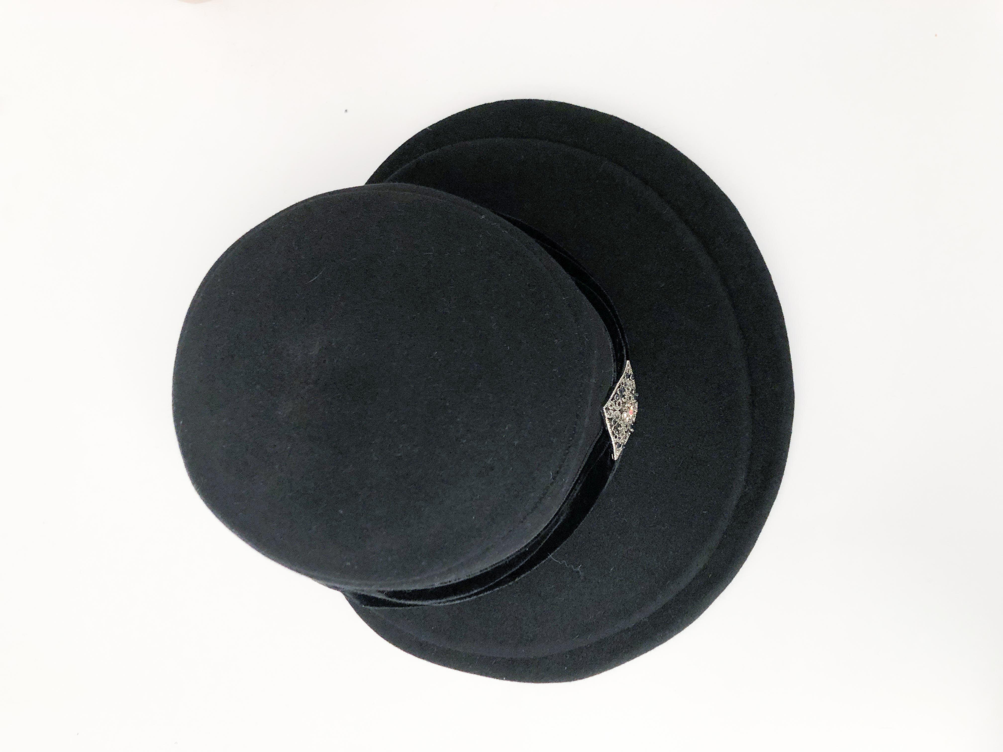 Women's 1940s Black Fur Felt Hat with Double Bill and Jeweled Accent For Sale