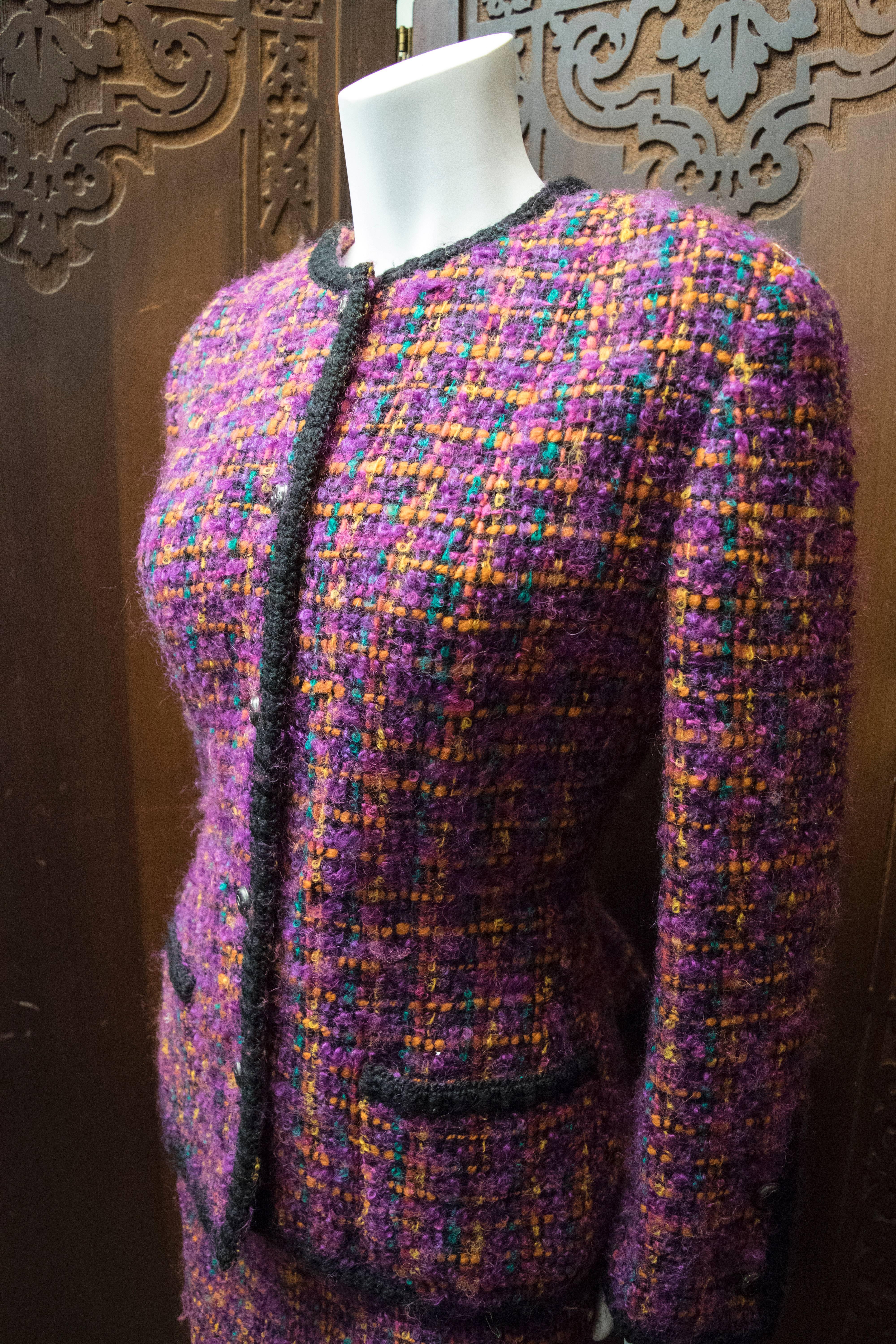 zweiteiliger Chanel-Strickanzug aus den 1980er Jahren. 
Ein ikonischer Chanel-Anzug:: entworfen von Karl Lagerfeld in den 1980er Jahren. Dieses Design wurde bei der Haute-Couture-Schau 2015 von Chanel wieder aufgegriffen. Dieses Stück hat einen