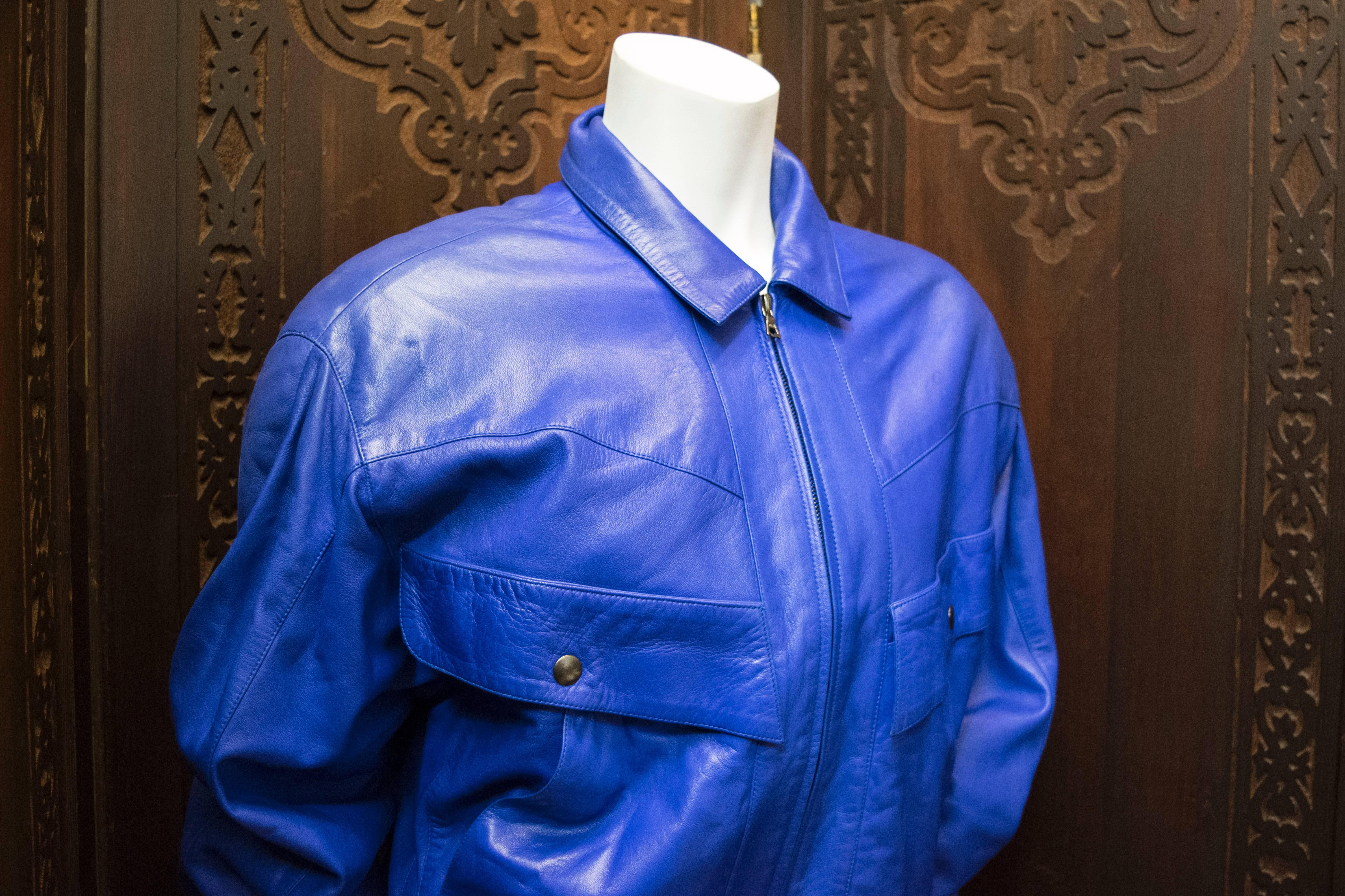 Vintage Claude Montana leather bomber jacket with a zipper front closure, and two breast pockets. The leather is beautifully soft and subtle and in an unusual colour. 

B 46
W 36
H 38
L 25