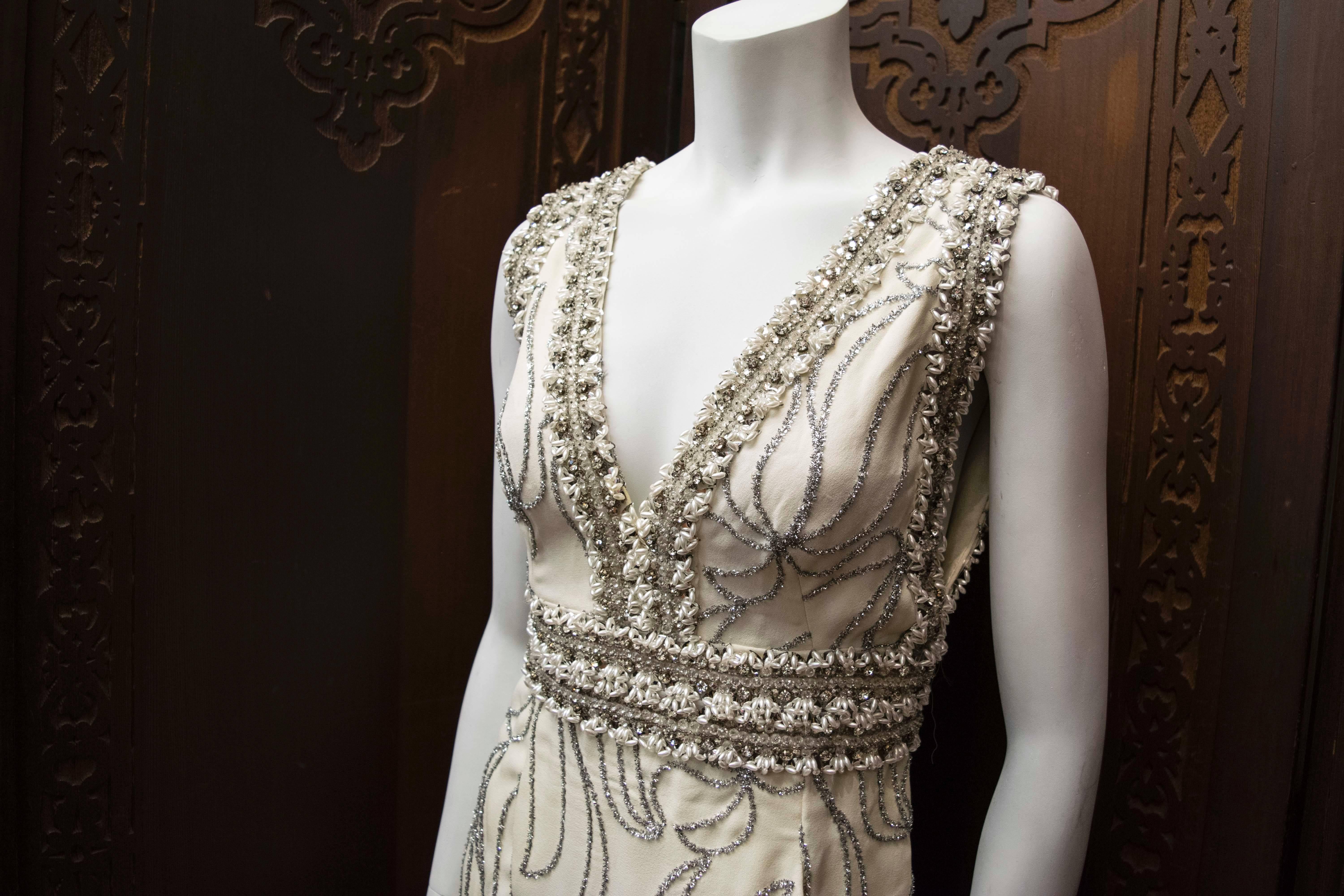 1970s Rhinestone Evening Gown.

Stunning gown made in the '70s, with beautiful hand beaded bodice. This would be a wonderful vintage party piece.

B 34
W 26
H 40
L 58