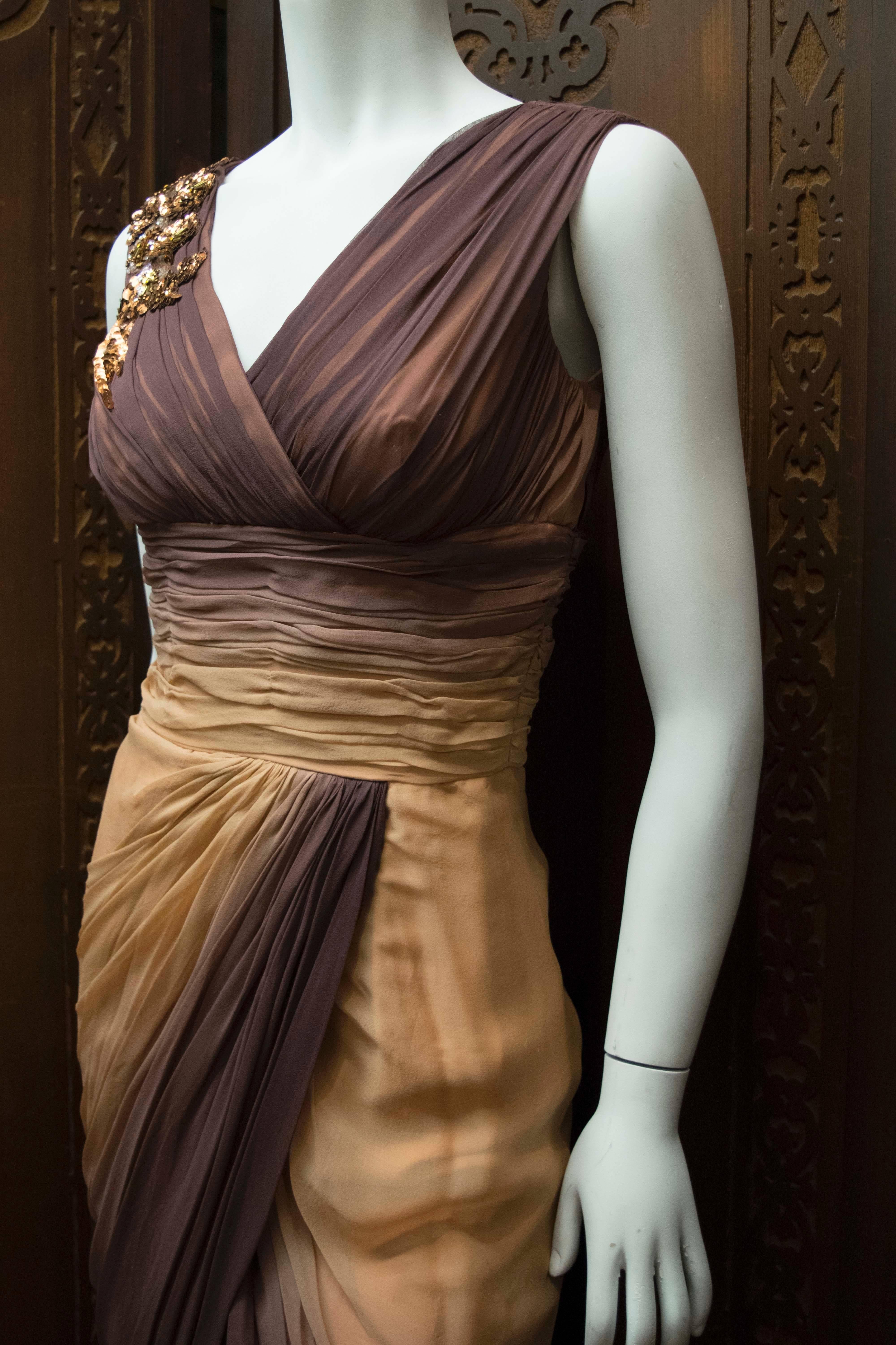 Robe de soirée Ombre des années 1950.

Une superbe robe de soirée en mousseline de soie ombragée, au corsage et à la jupe magnifiquement drapés. C'est une pièce merveilleusement flatteuse à porter, avec une superbe silhouette des années 50.

B