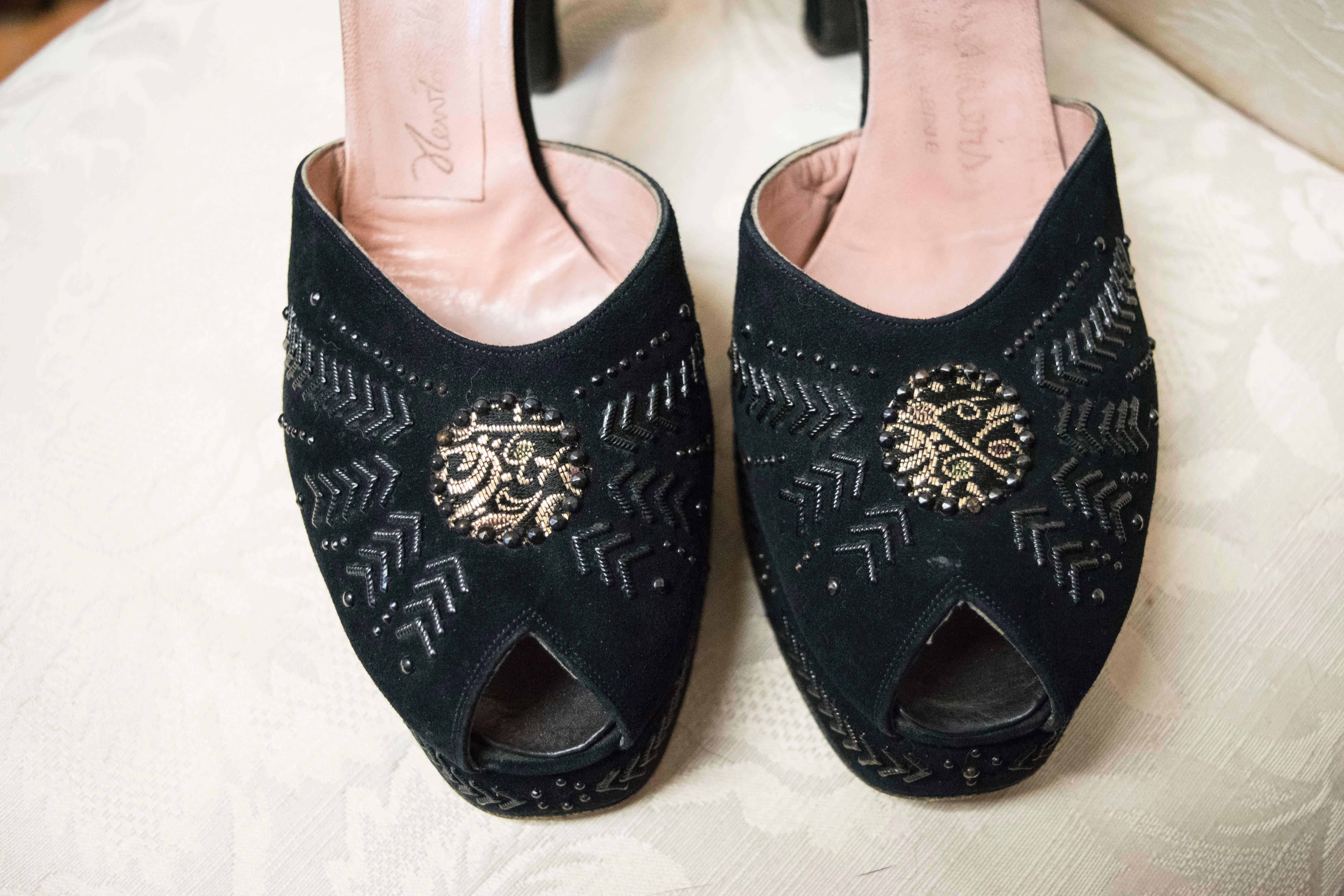 Scarpe con plateau anni '40 in camoscio nero e dettagli in argento

Taglia 6.5