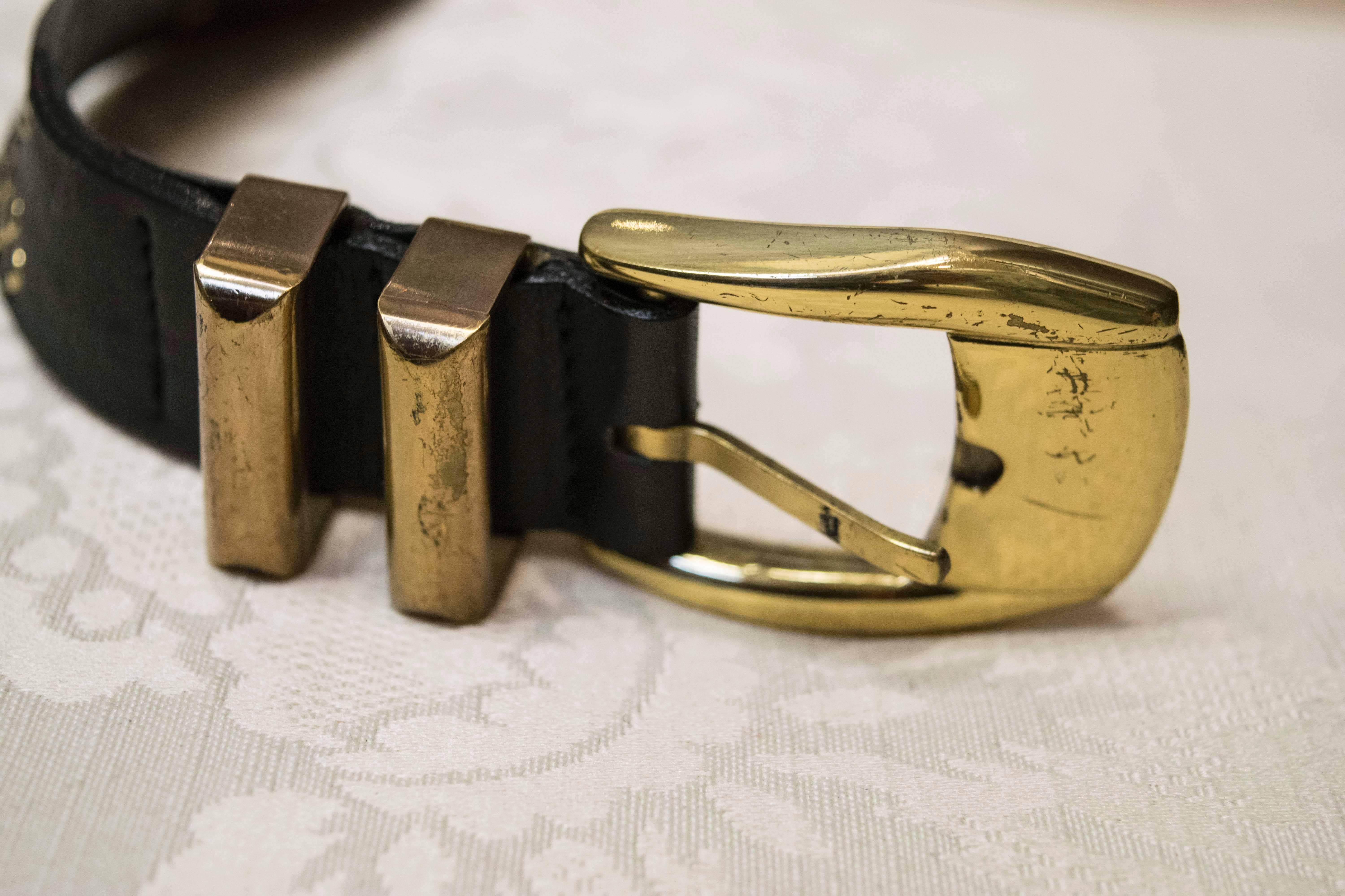 1990er Versace Ledergürtel mit goldenen Löwennieten. 

Fantastischer:: auffälliger Versace-Gürtel mit dem Markenzeichen:: den Löwen-Nieten und Strass-Details. 
Erweitert sich von 25 Zoll auf 30 Zoll. Das Stück ist nicht gestempelt:: kommt aber mit