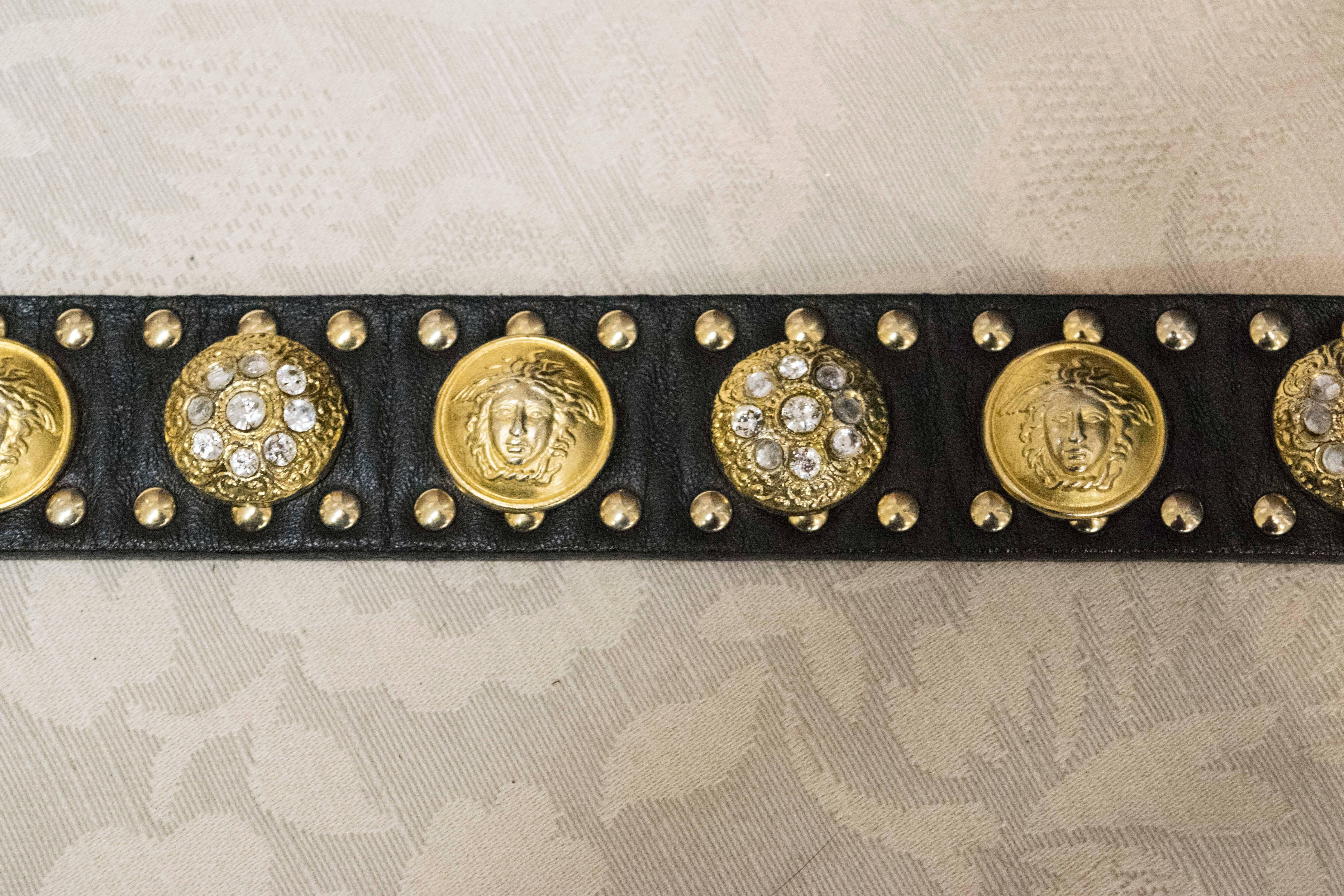 1990er Versace Ledergürtel mit goldenen Löwen-Nieten im Zustand „Hervorragend“ in San Francisco, CA