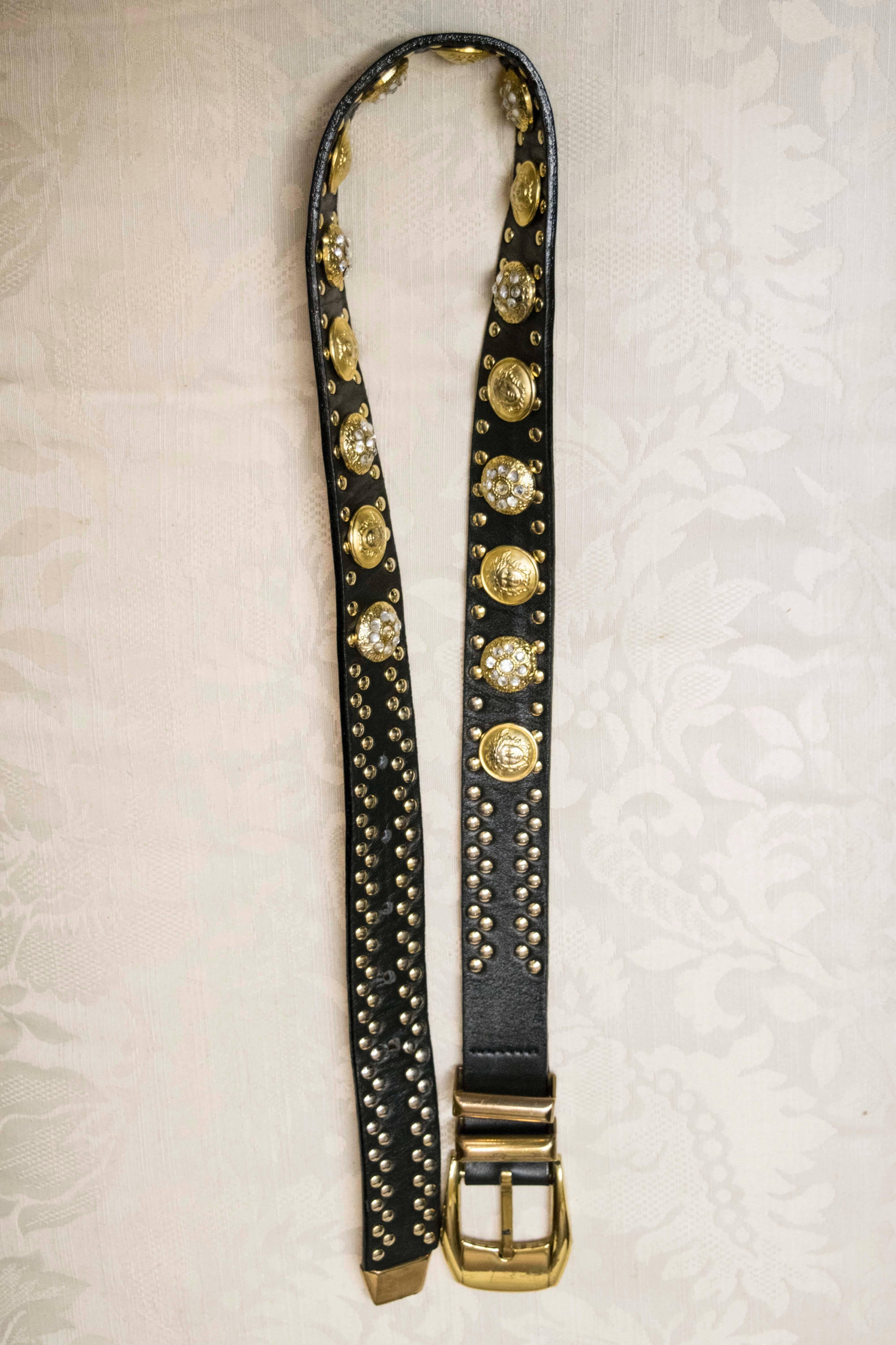 1990er Versace Ledergürtel mit goldenen Löwen-Nieten 1