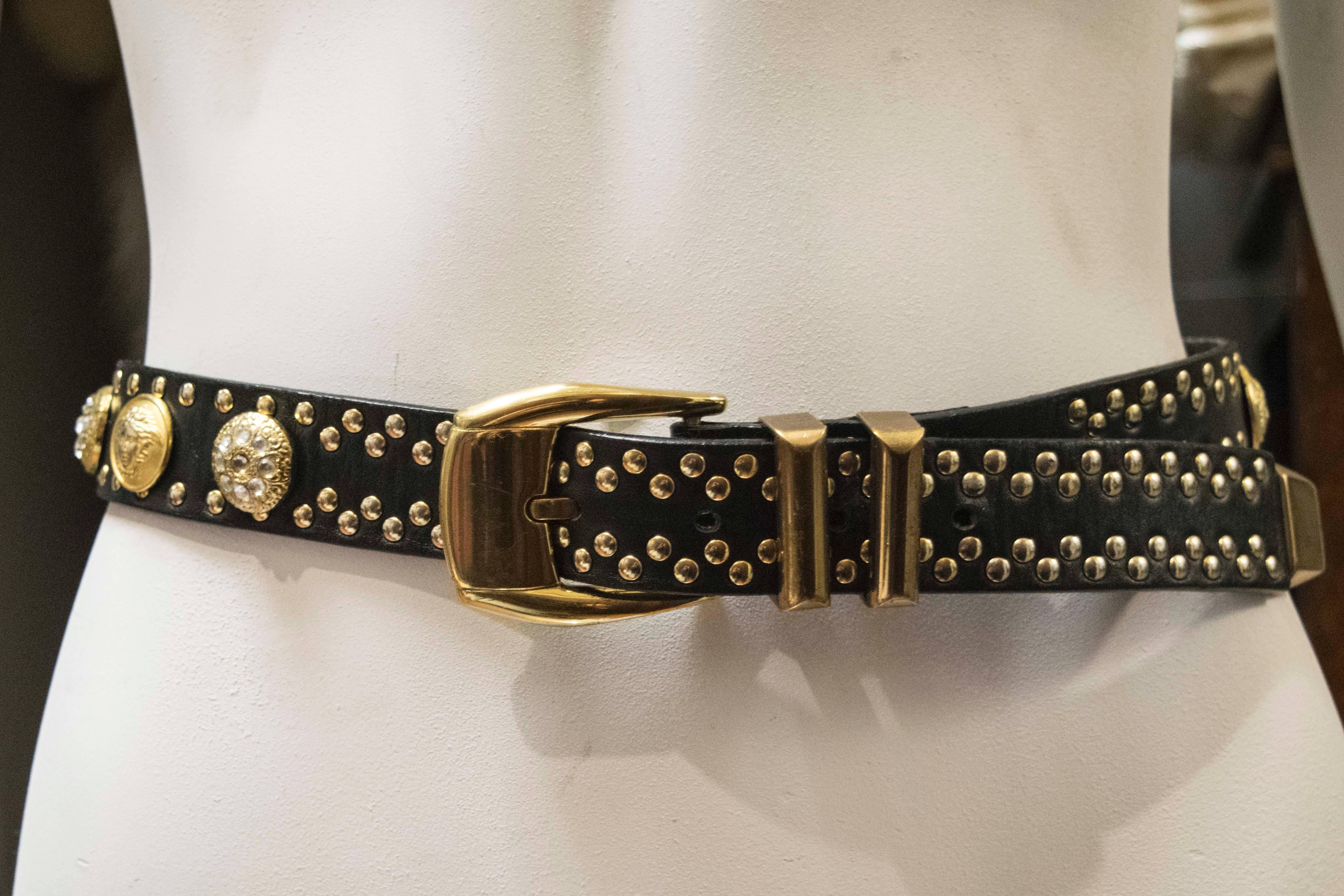 1990er Versace Ledergürtel mit goldenen Löwen-Nieten 2