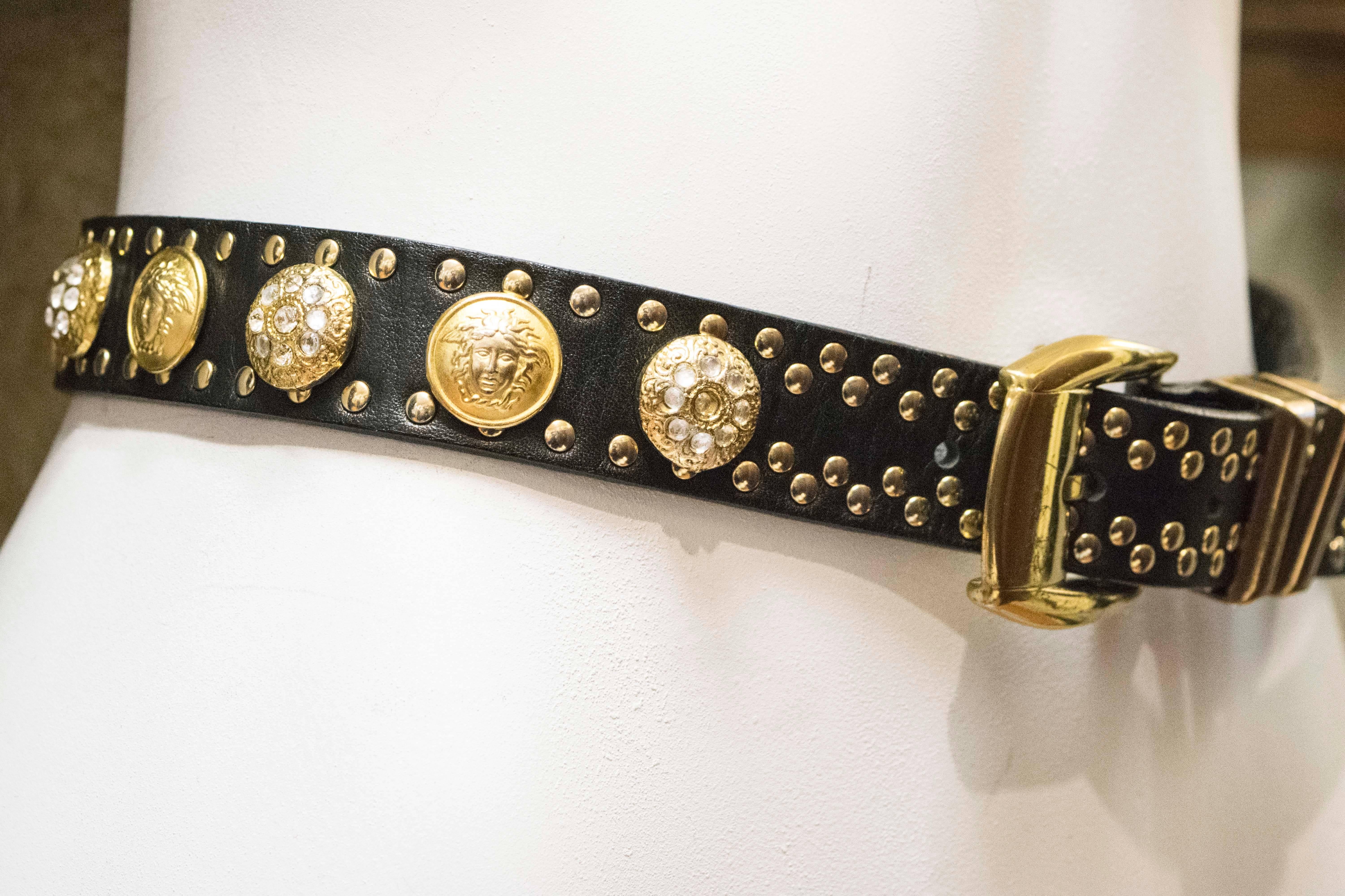 1990er Versace Ledergürtel mit goldenen Löwen-Nieten 3