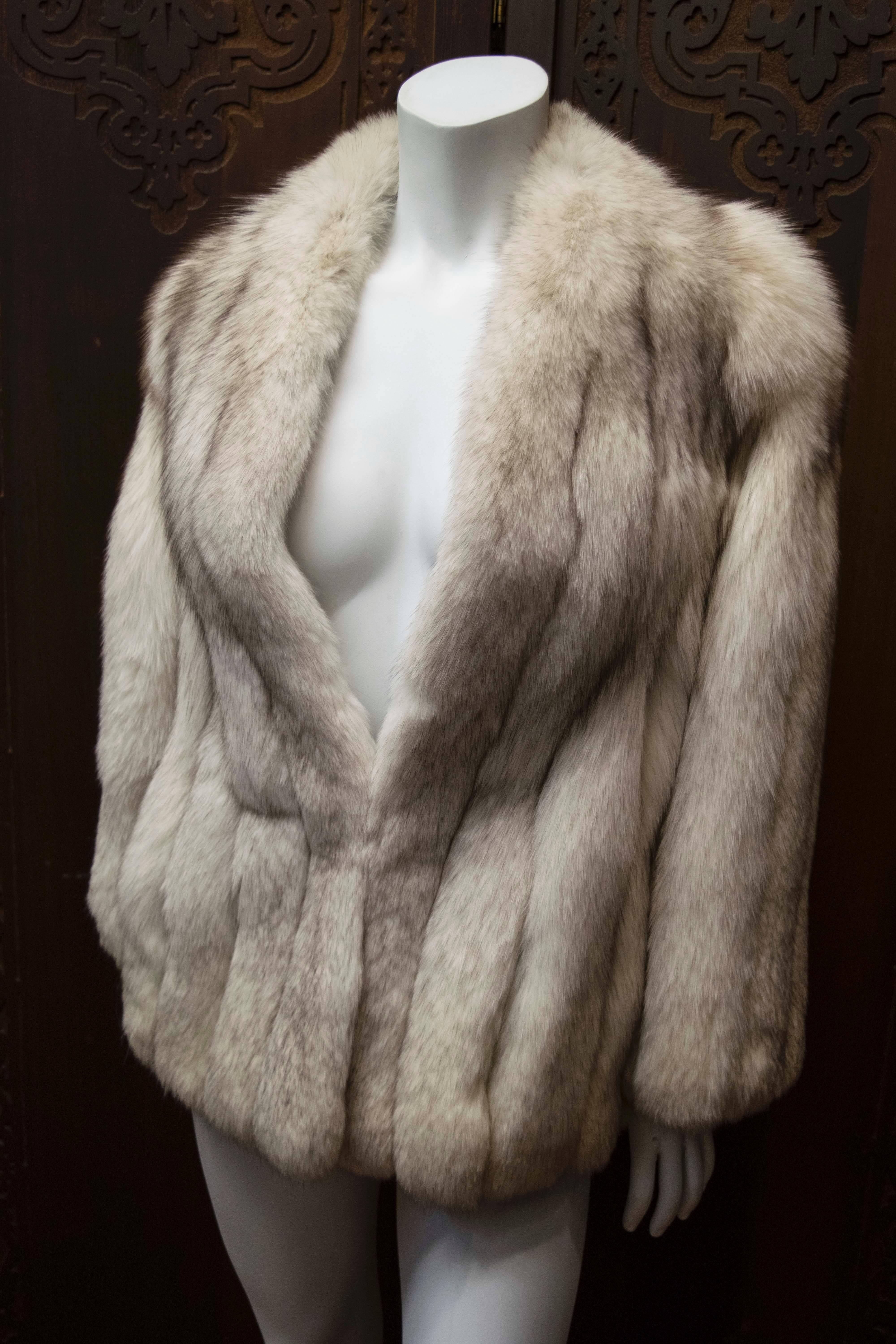 1980s White Fox Fur Coat.

Gorgeous white fox fur jacket, in excellent condition with scalloped hem and leather inserts.  

B 40
W 38
H 44
L 28