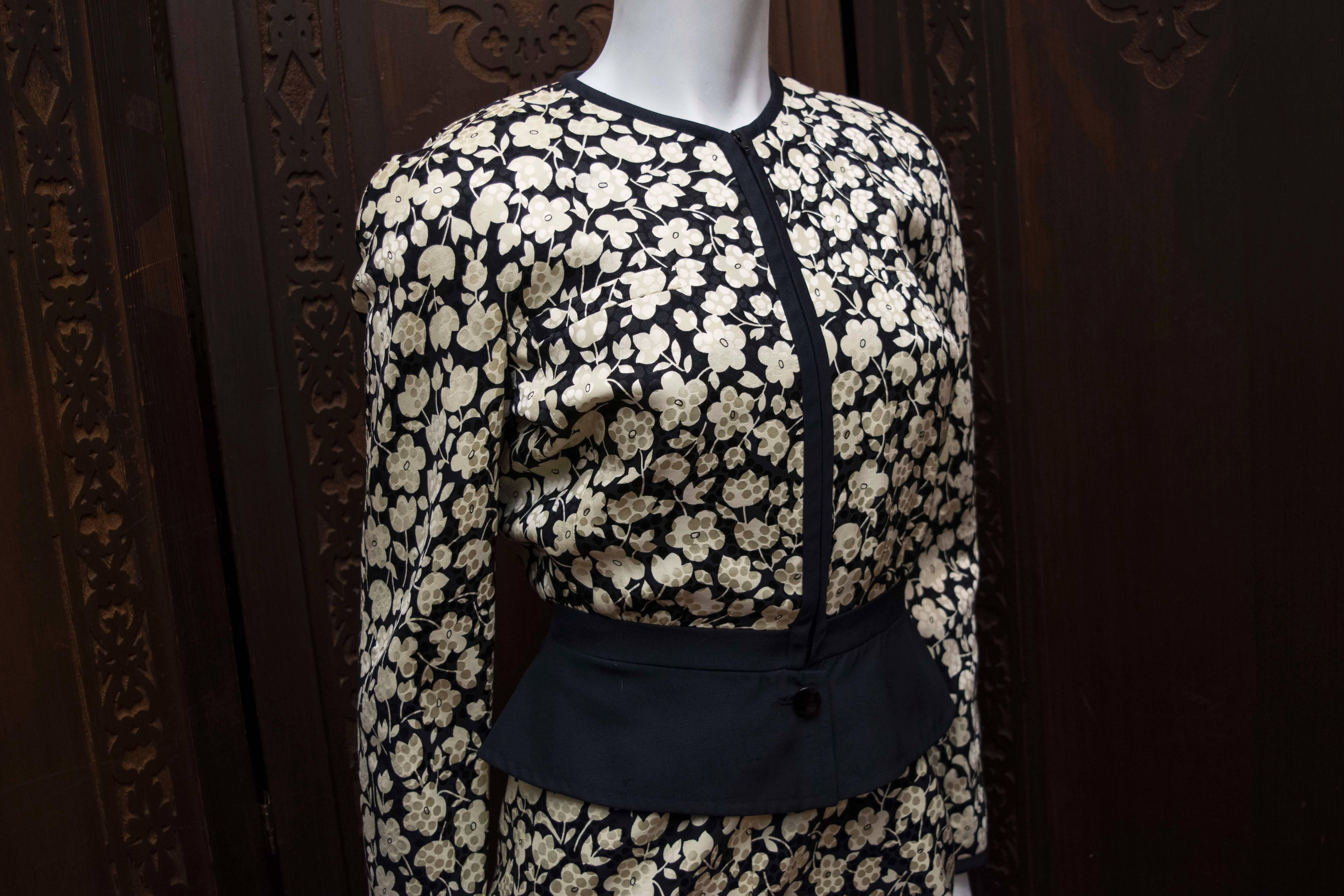 Noir Valentino - Robe et veste à fleurs des années 1980 en vente