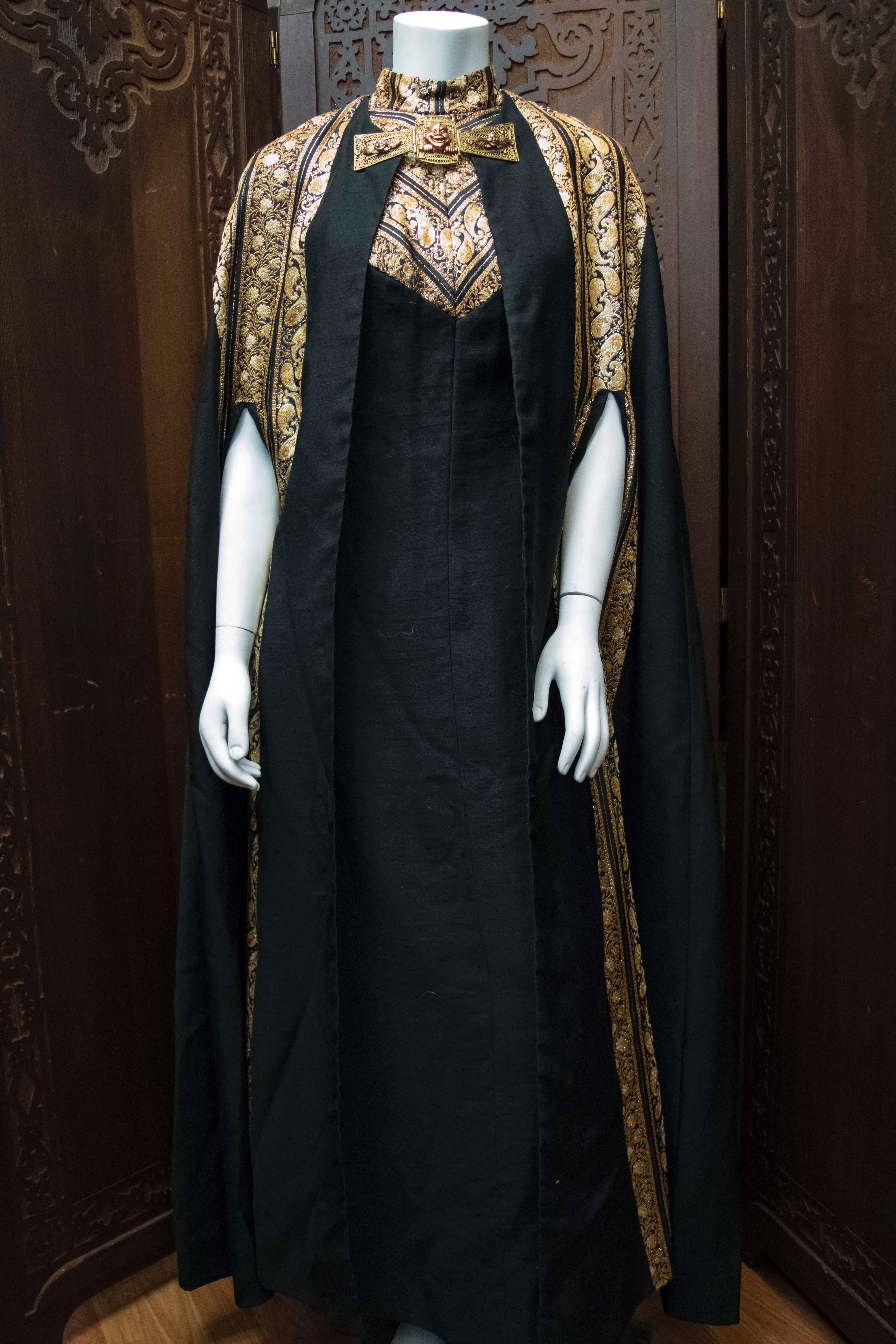 Schwarzes und goldenes Lamé-Abendkleid und -Mantel aus den 1960er Jahren Damen im Angebot