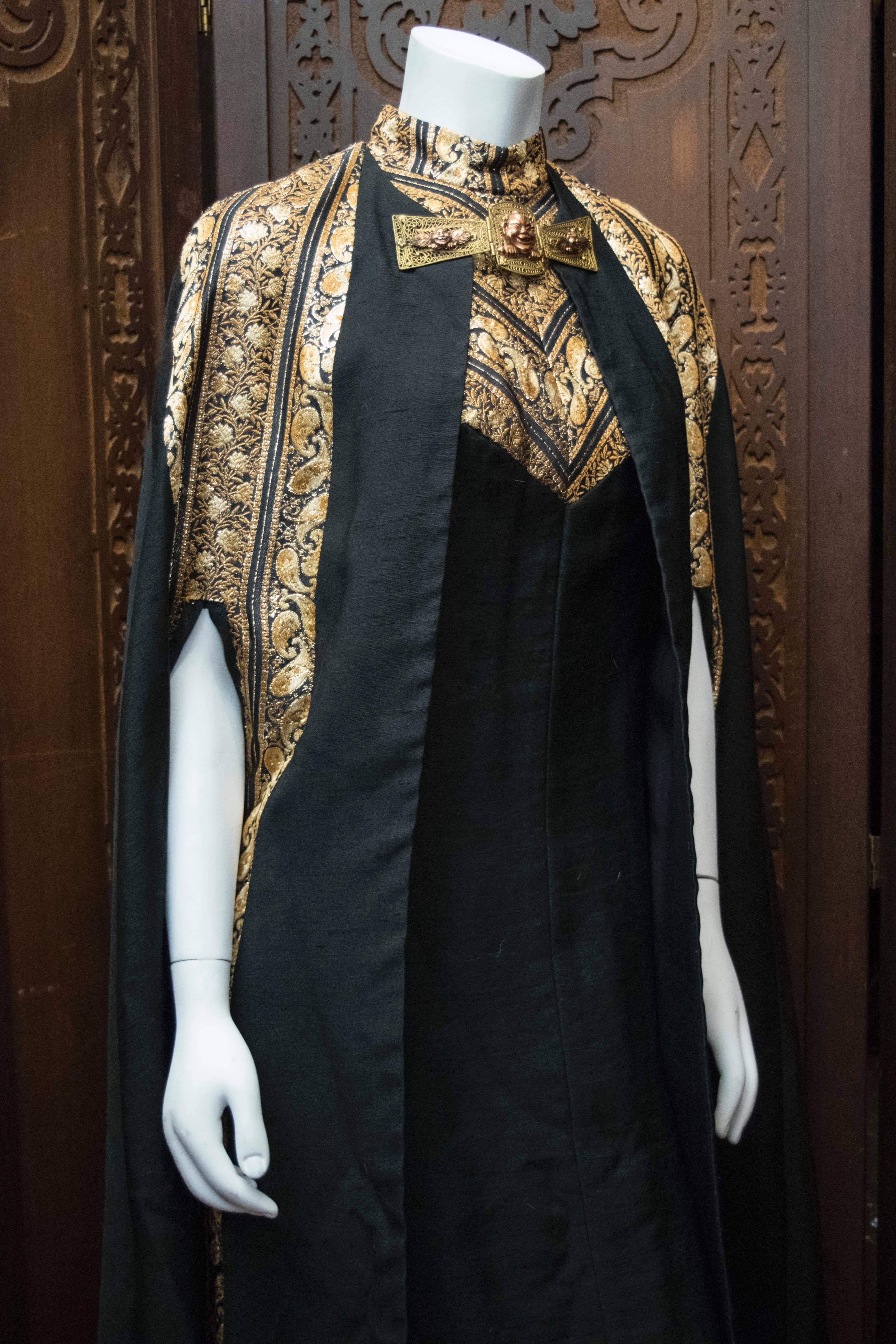 Schwarzes und goldenes Lamé-Abendkleid und -Mantel aus den 1960er Jahren im Angebot 1