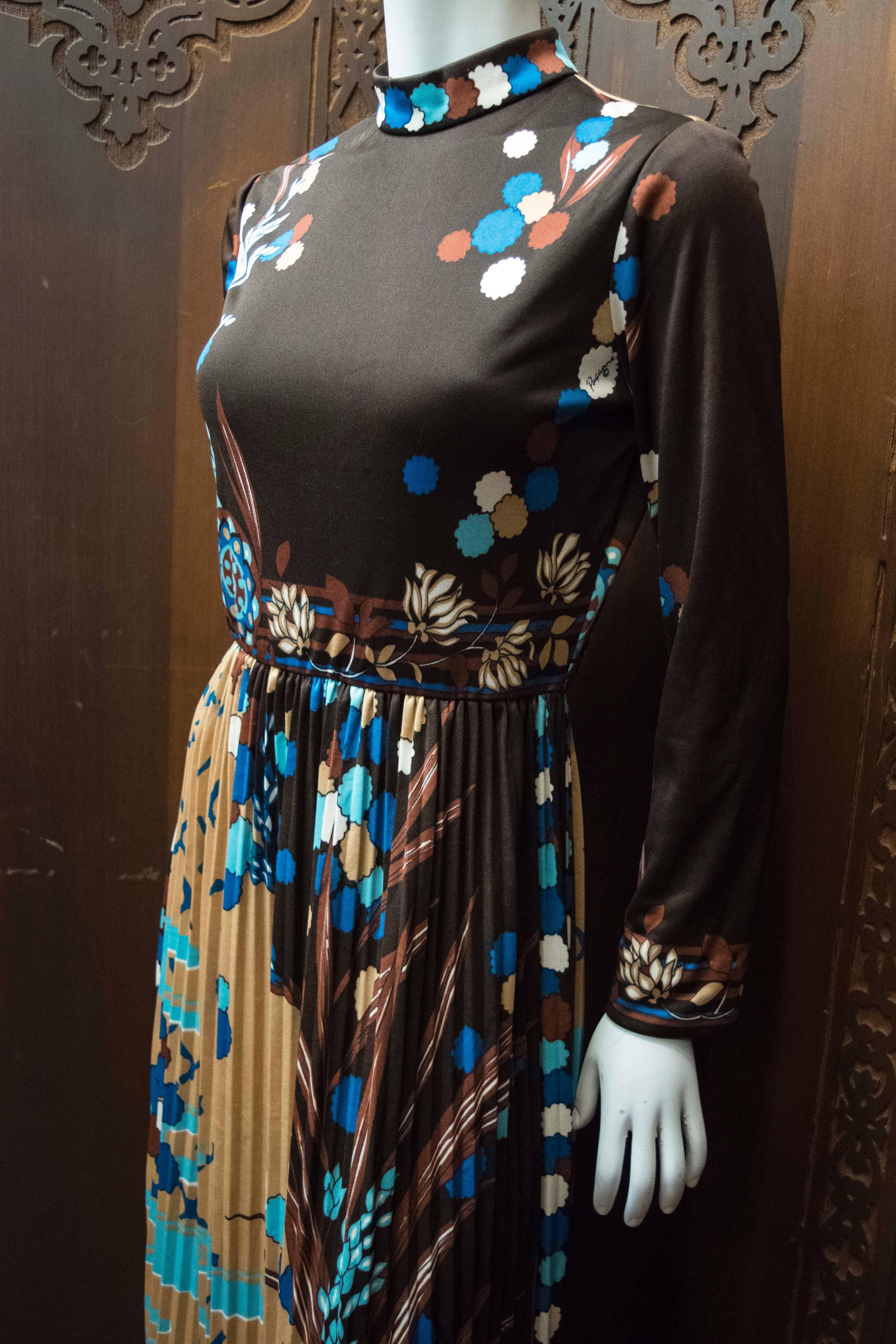 1970's Paganne Floral Pleated Dress

Absolutely stunning long sleeve, high collar 1970's Paganne gown. Simply styled true waist silhouette made from polyester jersey fabric featuring a heavily pleated skirt and an abstract plant print in blue,