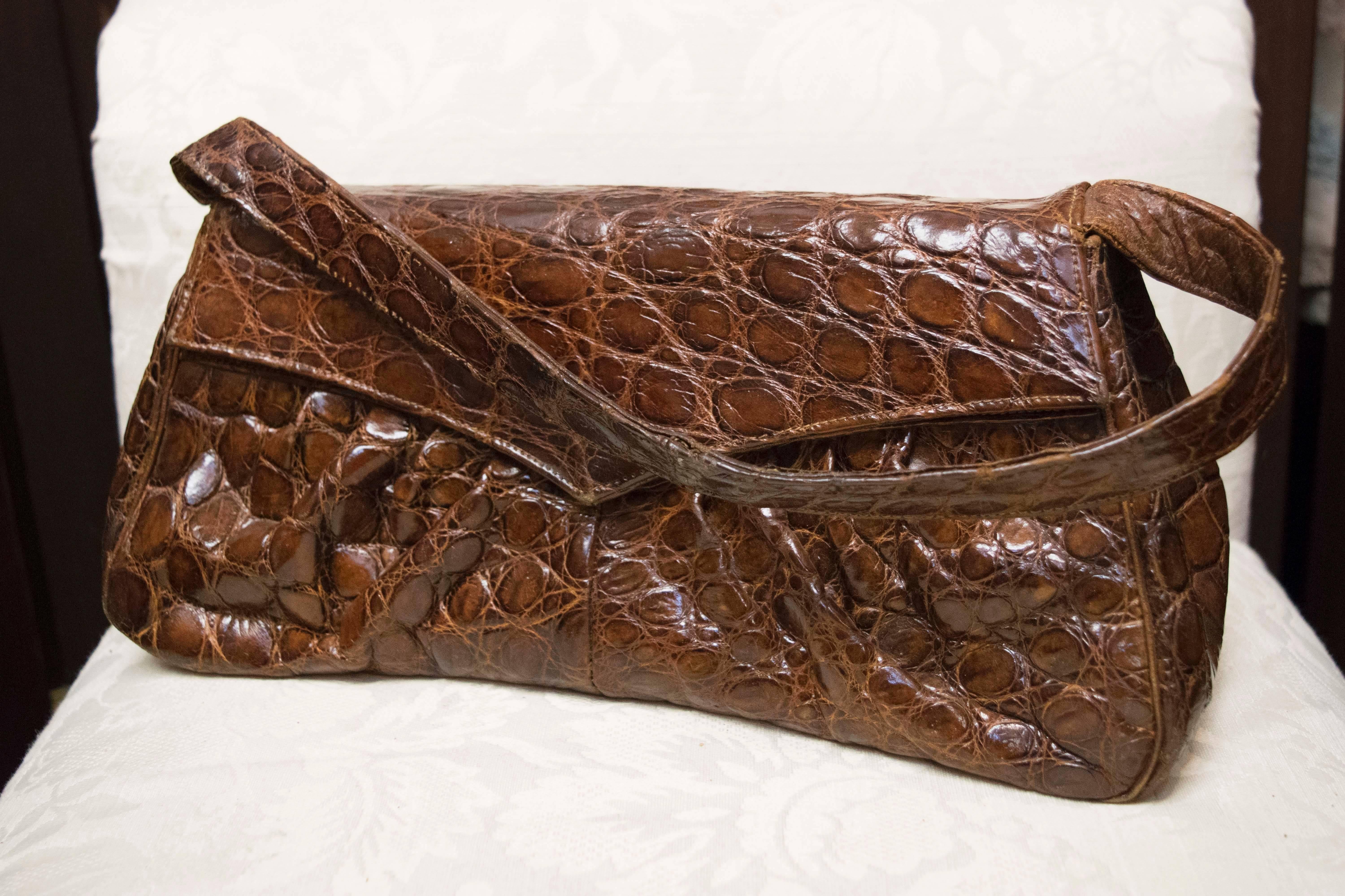 Marron Sac à main en alligator froncé des années 1940    en vente
