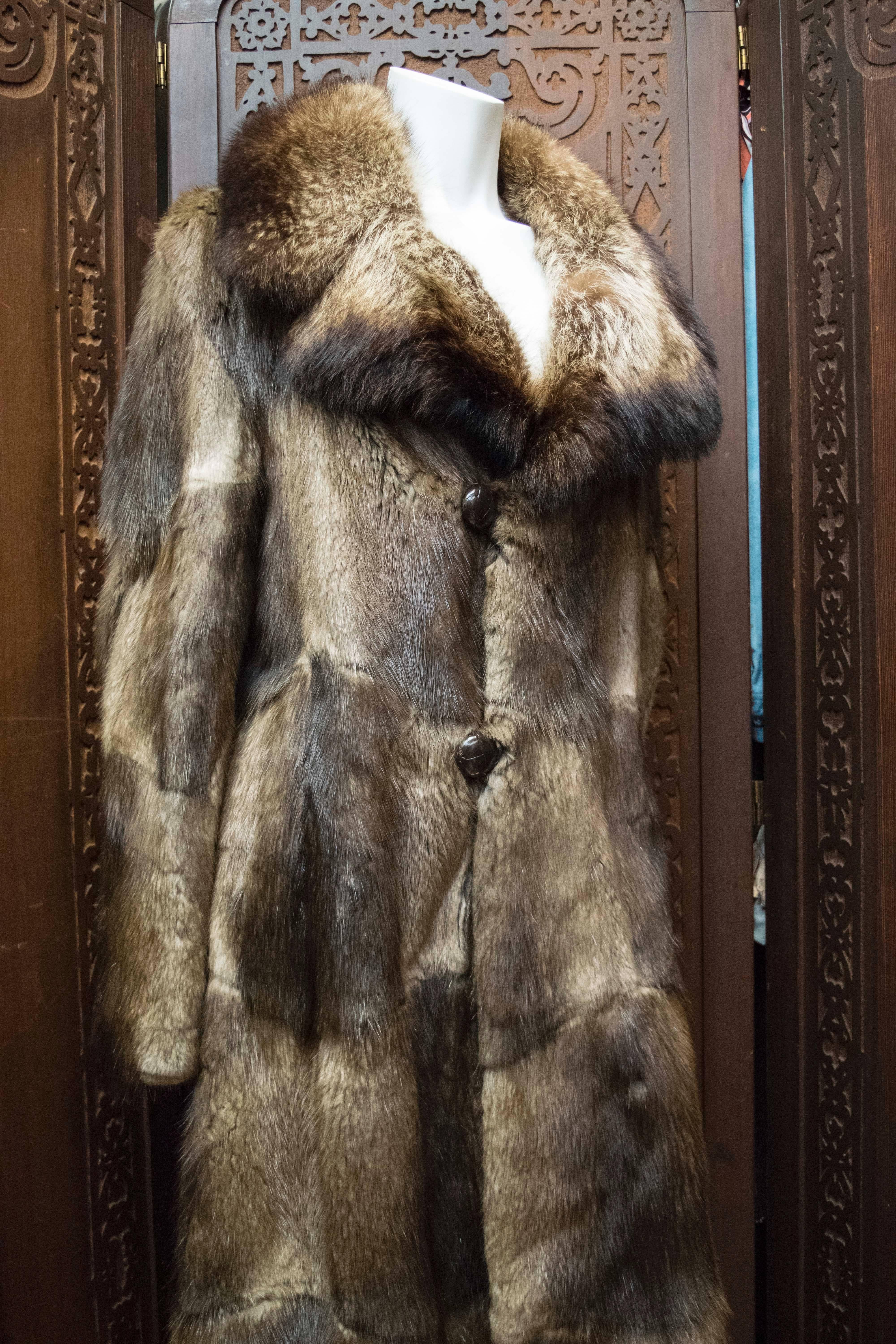 1970s Men's Muskrat and Racoon Fur Coat

A wonderful men's fur coat circa 1970 with opulent Racoon fur collar and soft, panelled Muskrat forming the main body of the coat.  

B 44
H 46
L 48