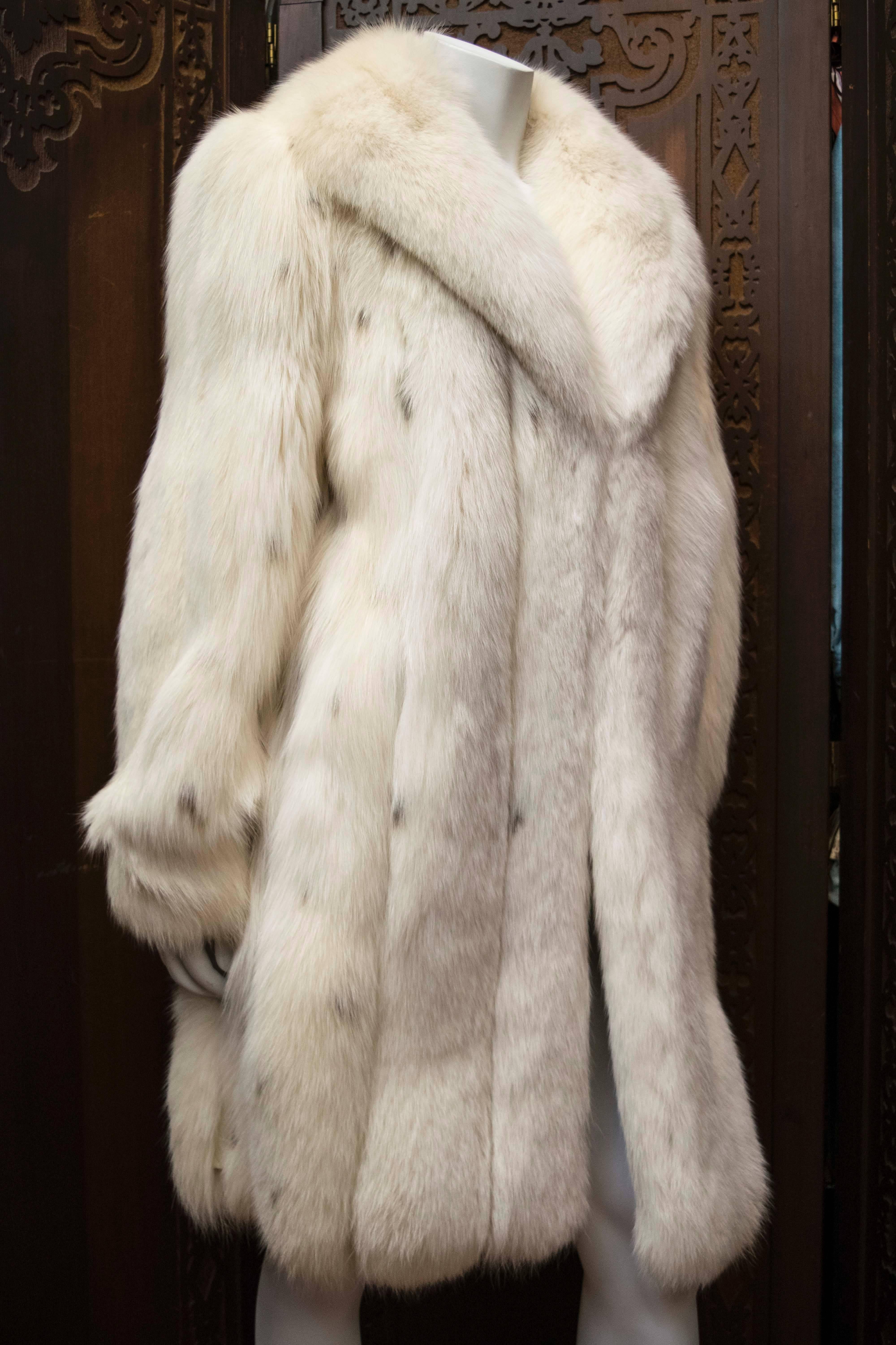 Ivory Spotted Fox Fur Coat

Opulent and rare spotted fox fur coat, circa 1970. The fur is in wonderful condition, with long silky guard hairs and thick undercoat. 

B 40
H 42
L 37