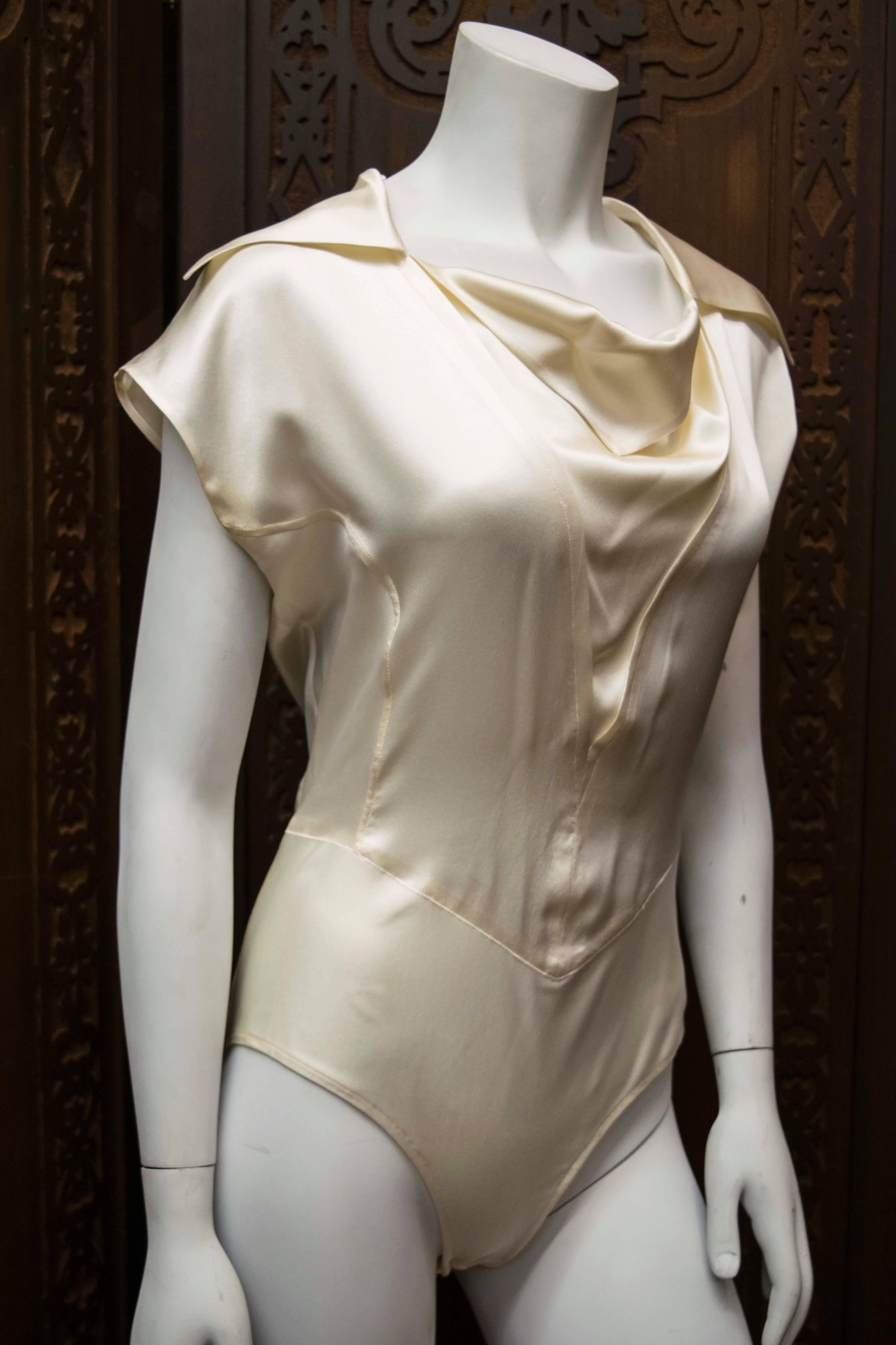 1990s Karl Lagerfeld Ivory Silk Blouse 

Gorgeous 100% silk Karl Lagerfeld blouse circa 1990. This piece snaps in the crotch.

Size 40

B 40
W 34
H 36
L 32
