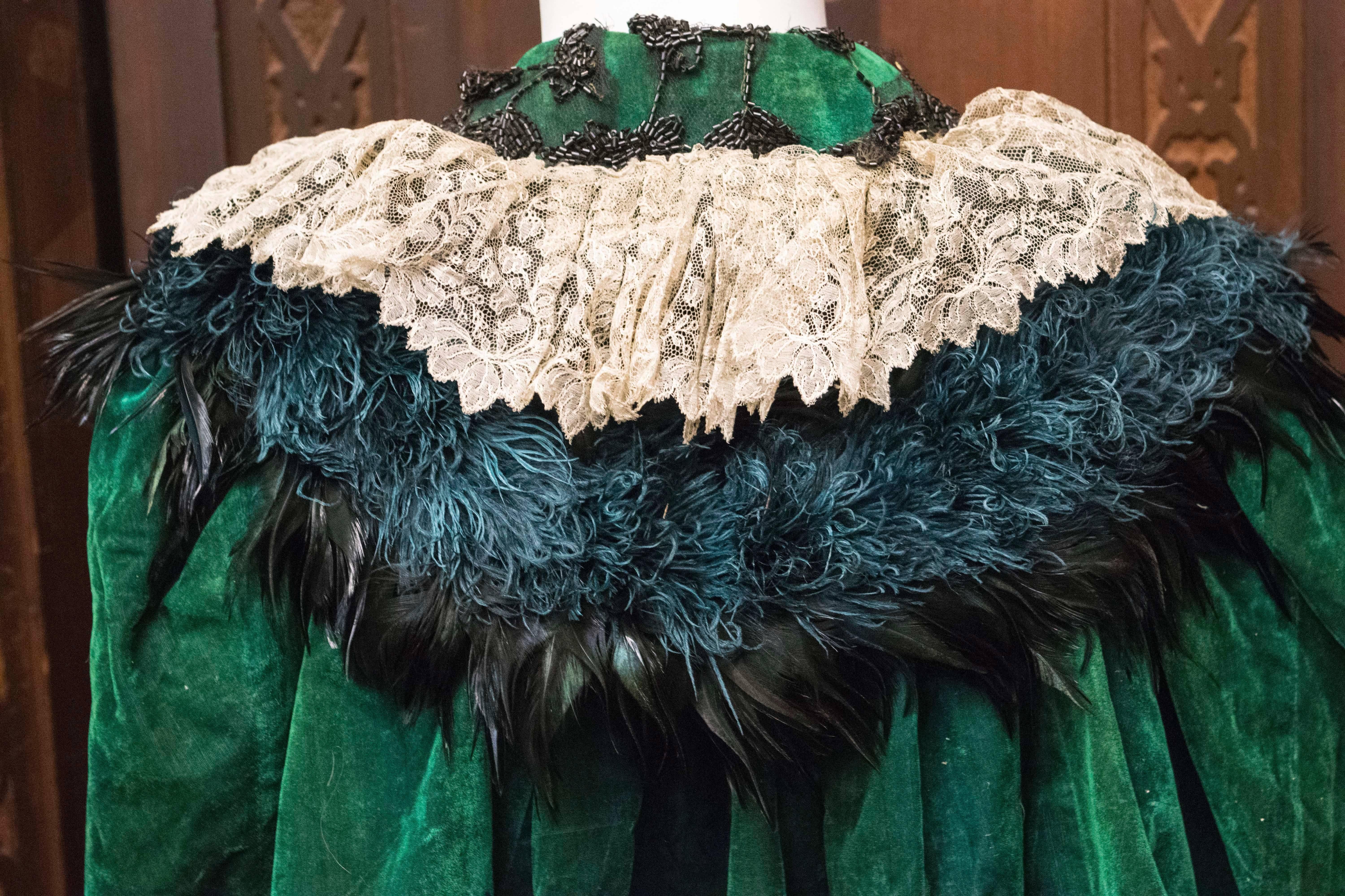 Green Velvet Victorian Cape In Good Condition For Sale In San Francisco, CA