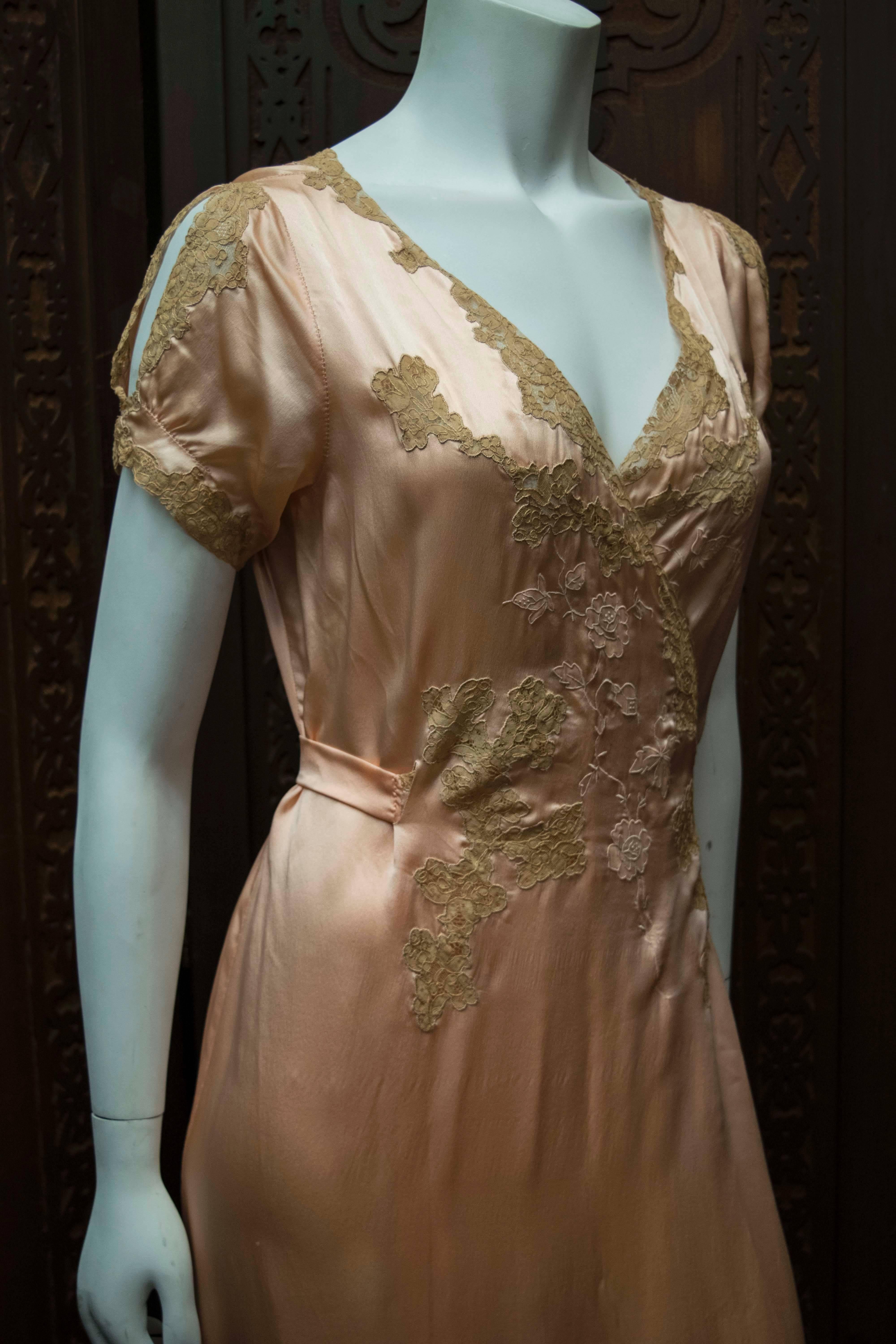 1930s Pink and Lace Wrapped Loungewear Gown In Excellent Condition In San Francisco, CA