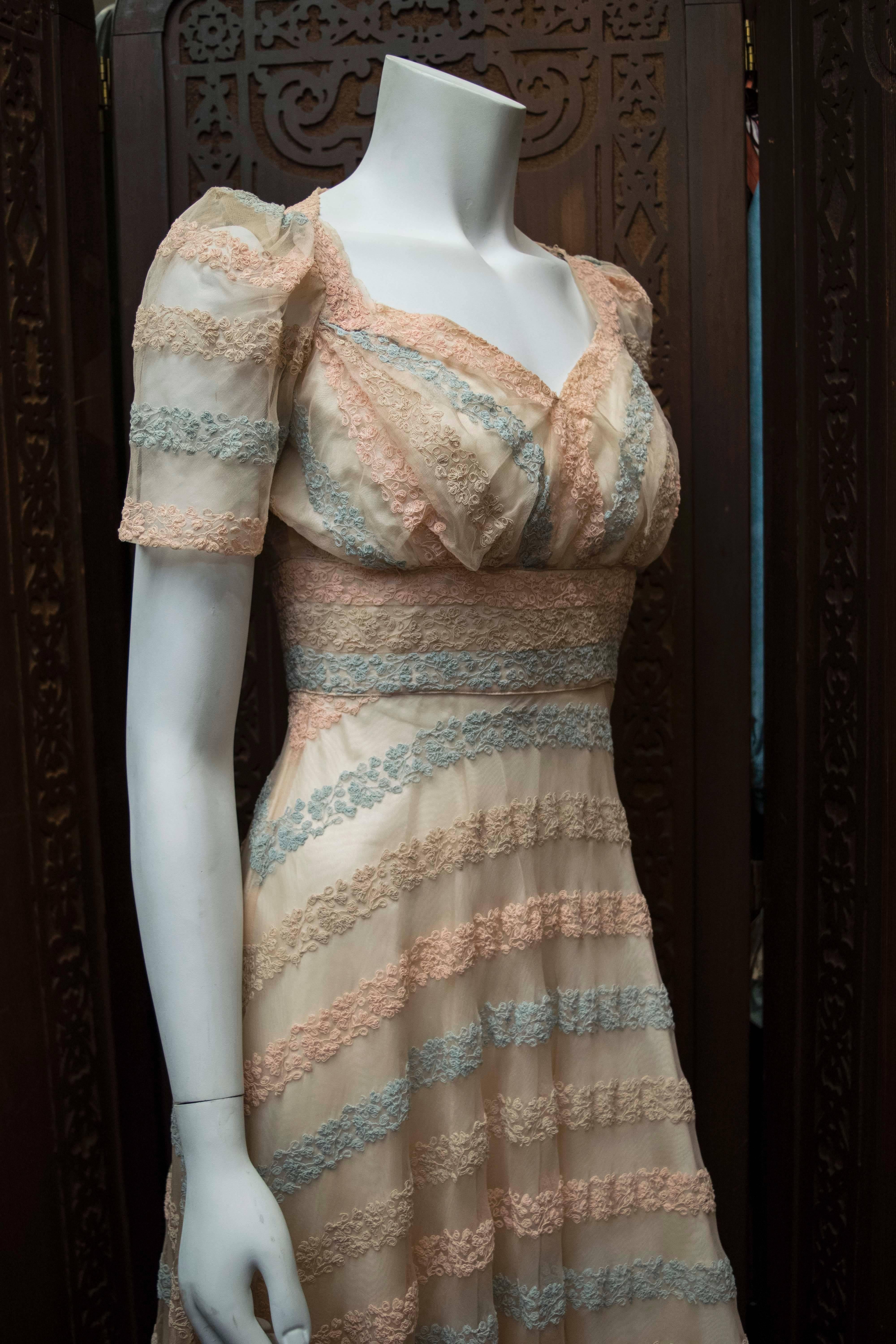 1940s Soutache Lace Dress 

Stunning 1930s dress with original built in slip and pastel soutache detailing. 

B 30
W 24
H 40
L 42