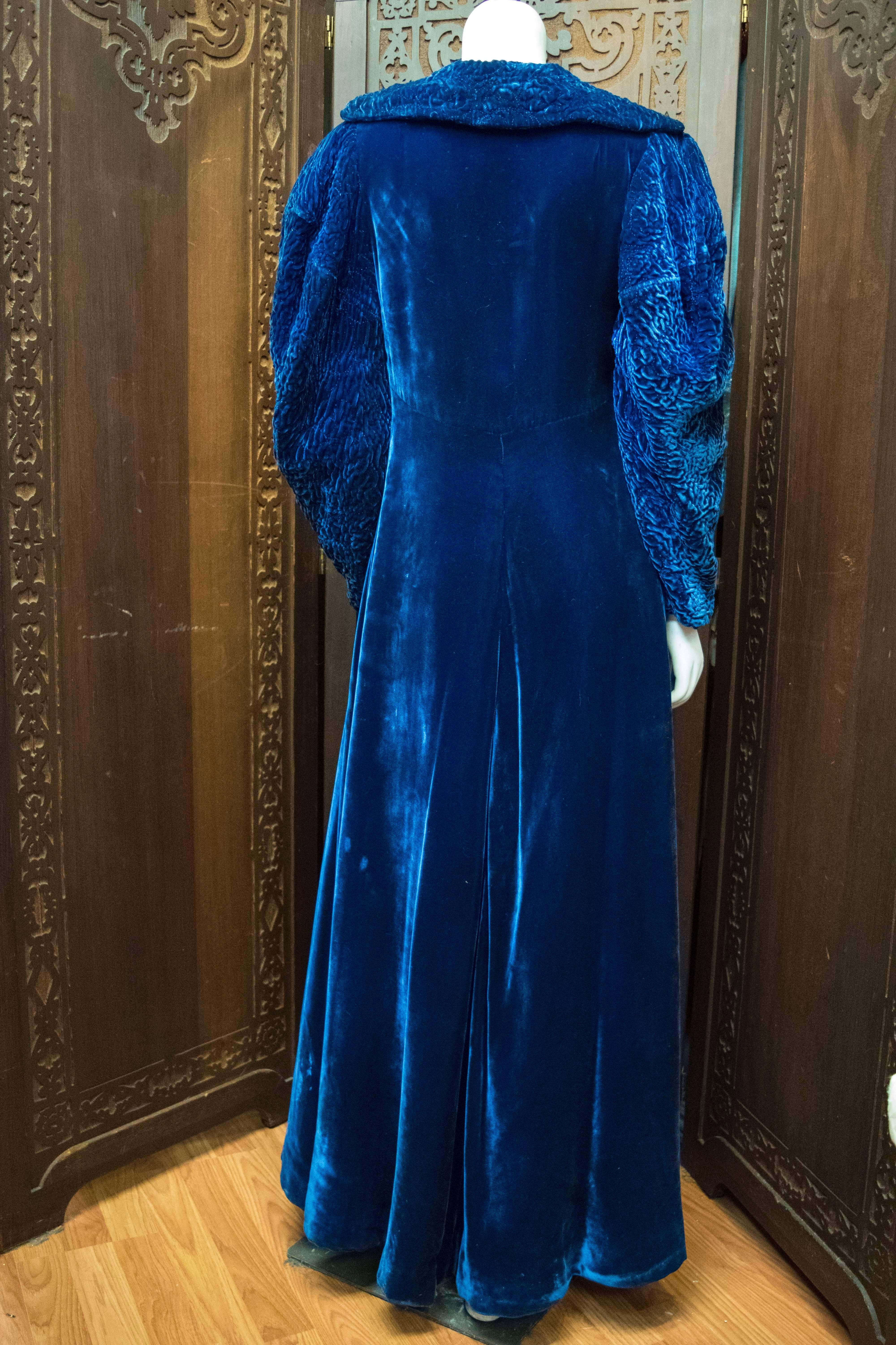 1930er Jahre Opernmantel aus blauem Samt

B 35
W 30
H 40
L 57