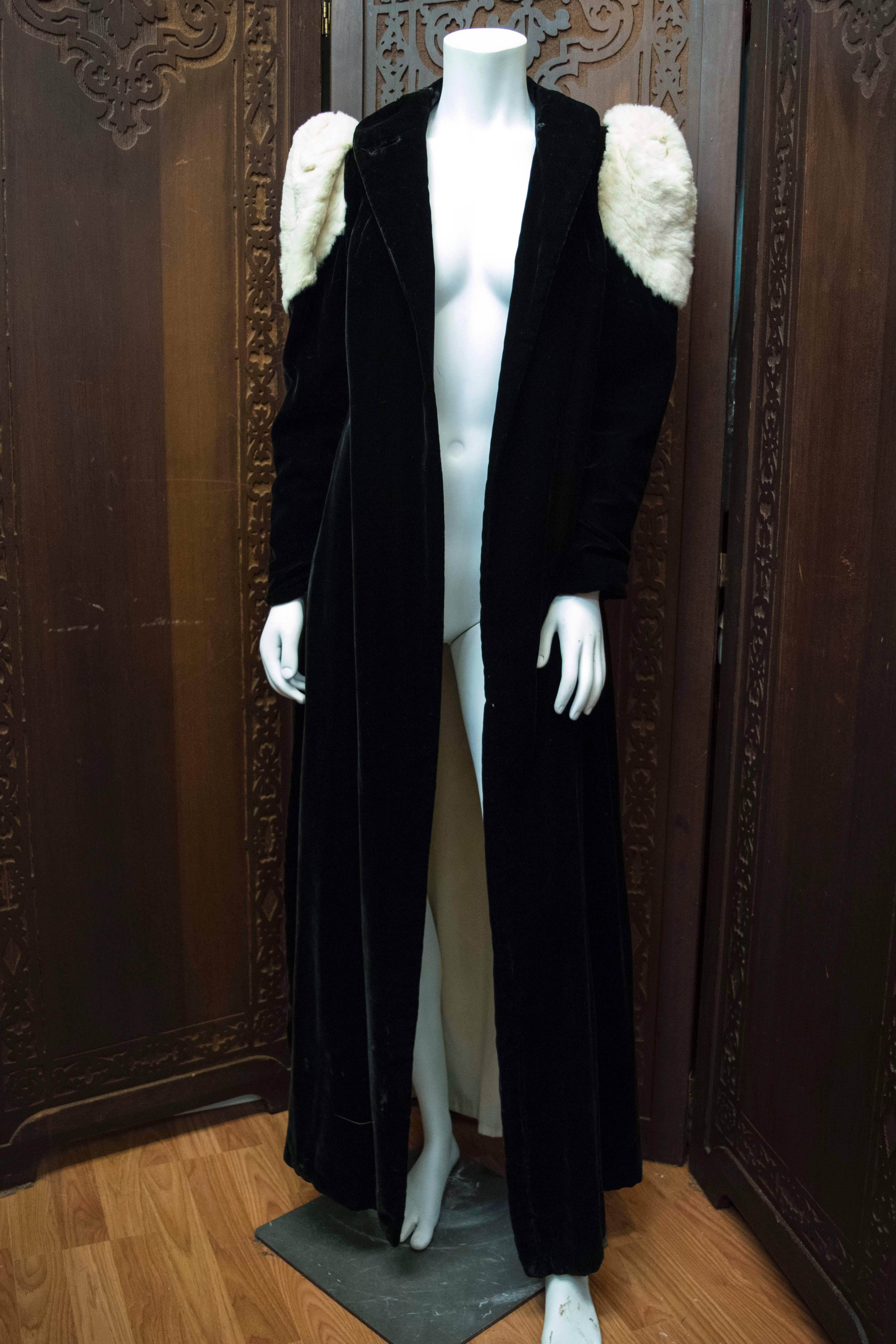 1930s Black Velvet and Ermin Opera Coat

B 30
W 28
H 42
L 60