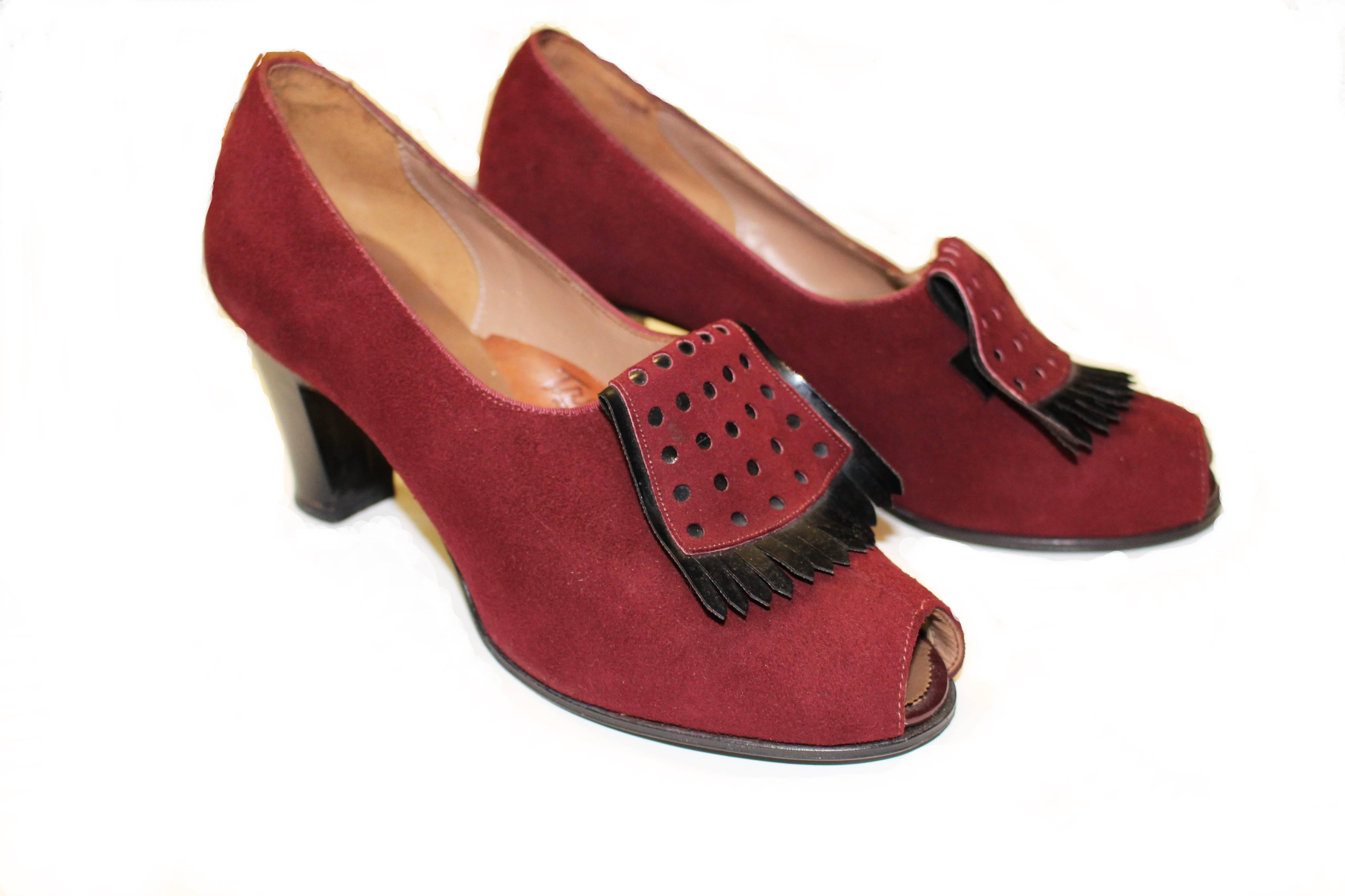 1930's suede burgundy peep toe heel.  Black patent leather kiltie tassels with burgundy suede cut-out overlayer. Size 6b. Made by Treadeasy Deluxe. Never worn. 

Measurements:
Heel to toe: 9