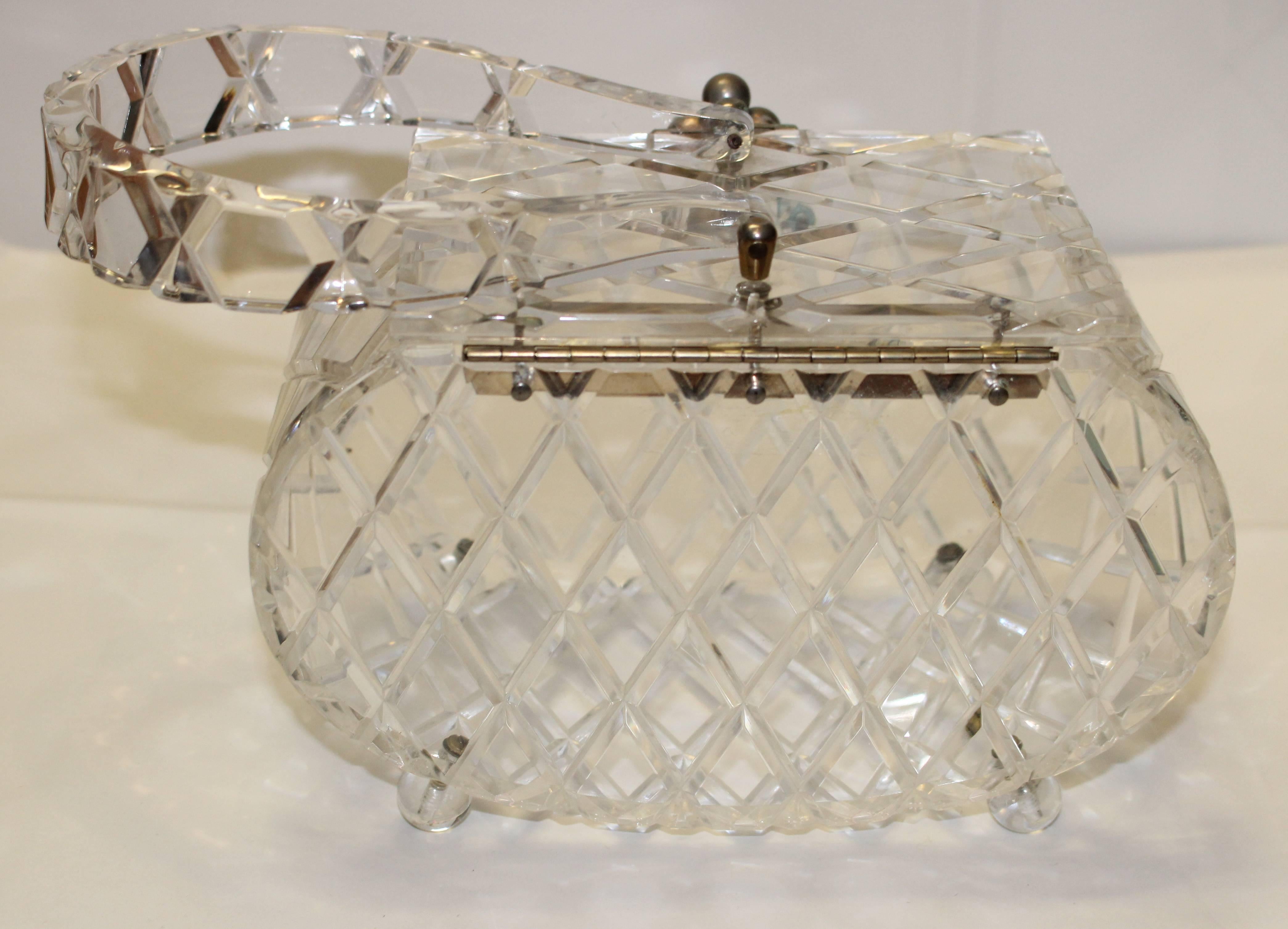 Classic 1950's clear facetted lucite carriage-shaped purse with marble-shaped feet. 

Measurements:
Width: 7 1/2