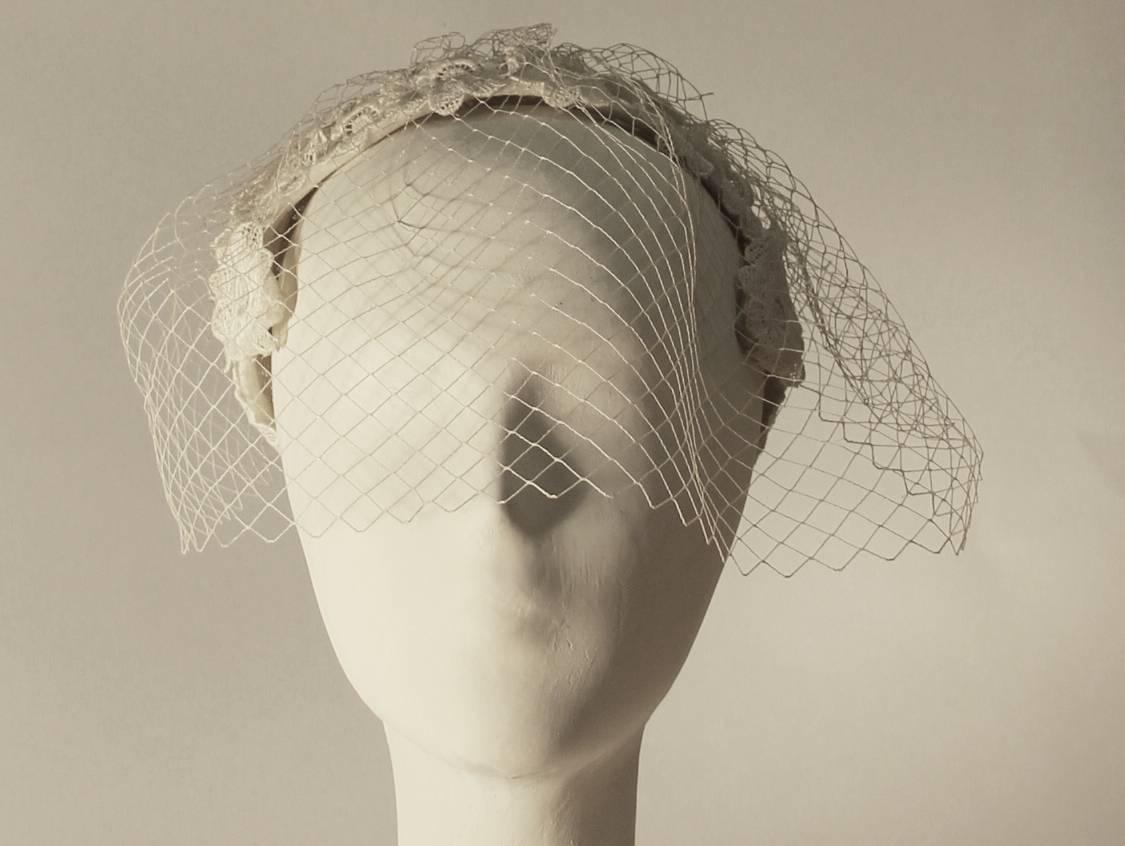 Gray 1950s White Floral Crochet Lace Vintage Bridal Cocktail Hat with Veil 