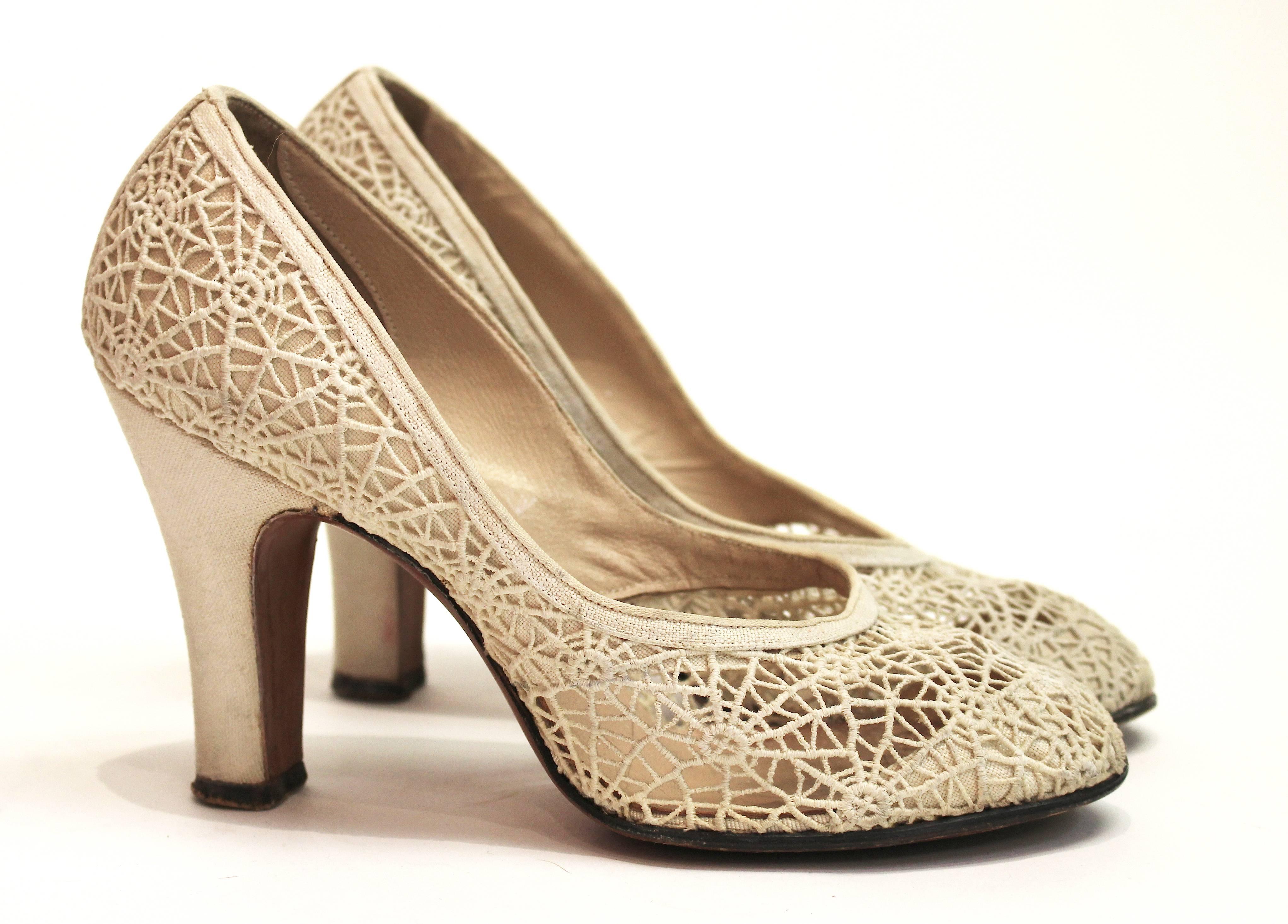 1950s cream spider web lace heels. Canvas upper, leather soles. 

Measurements:
Insole: 9 1/4"
Palm of the foot: 3"
Heel height: 3"
 