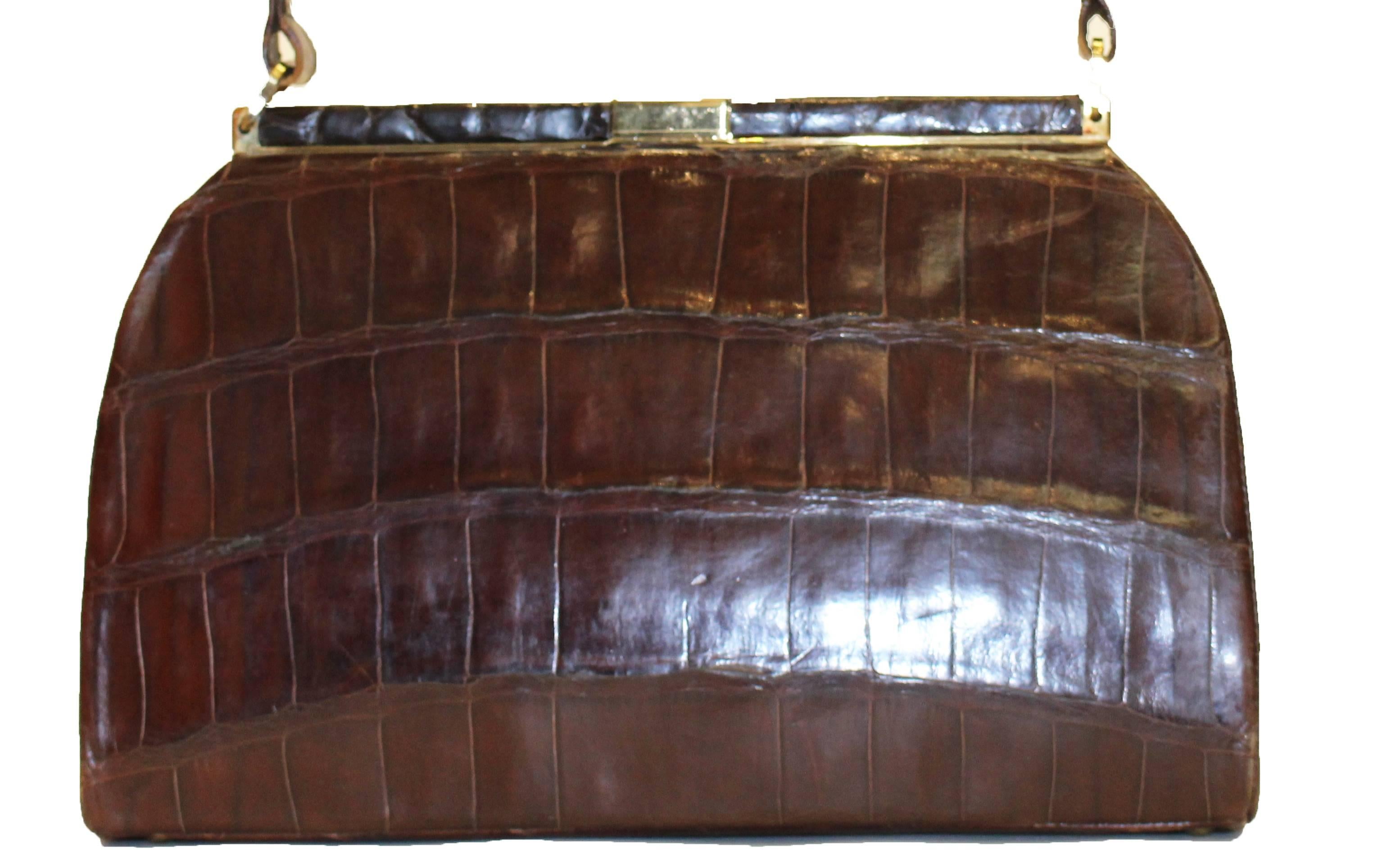1950s alligator purse. Original coin purse and hand mirror included! 

Measurements:
Opening: 8 3/4