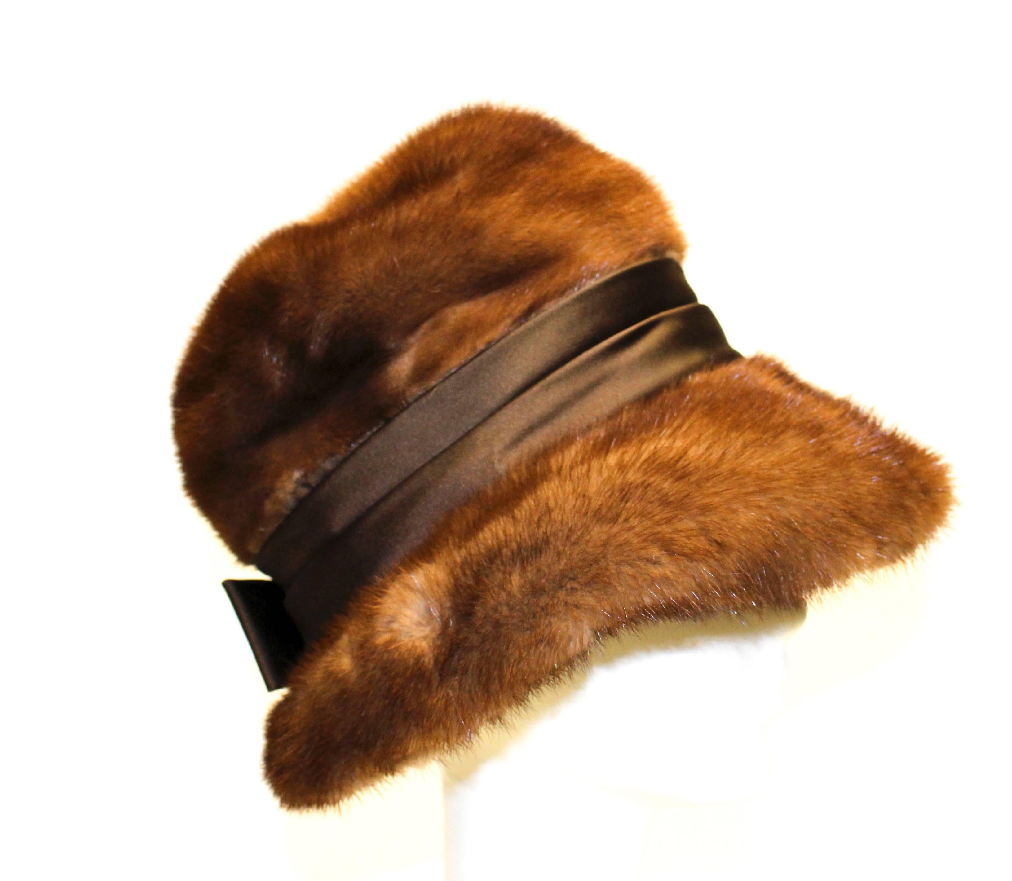 60s mink hat with satin ribbon and bow. Fully lined 

Measurements:
21 1/2