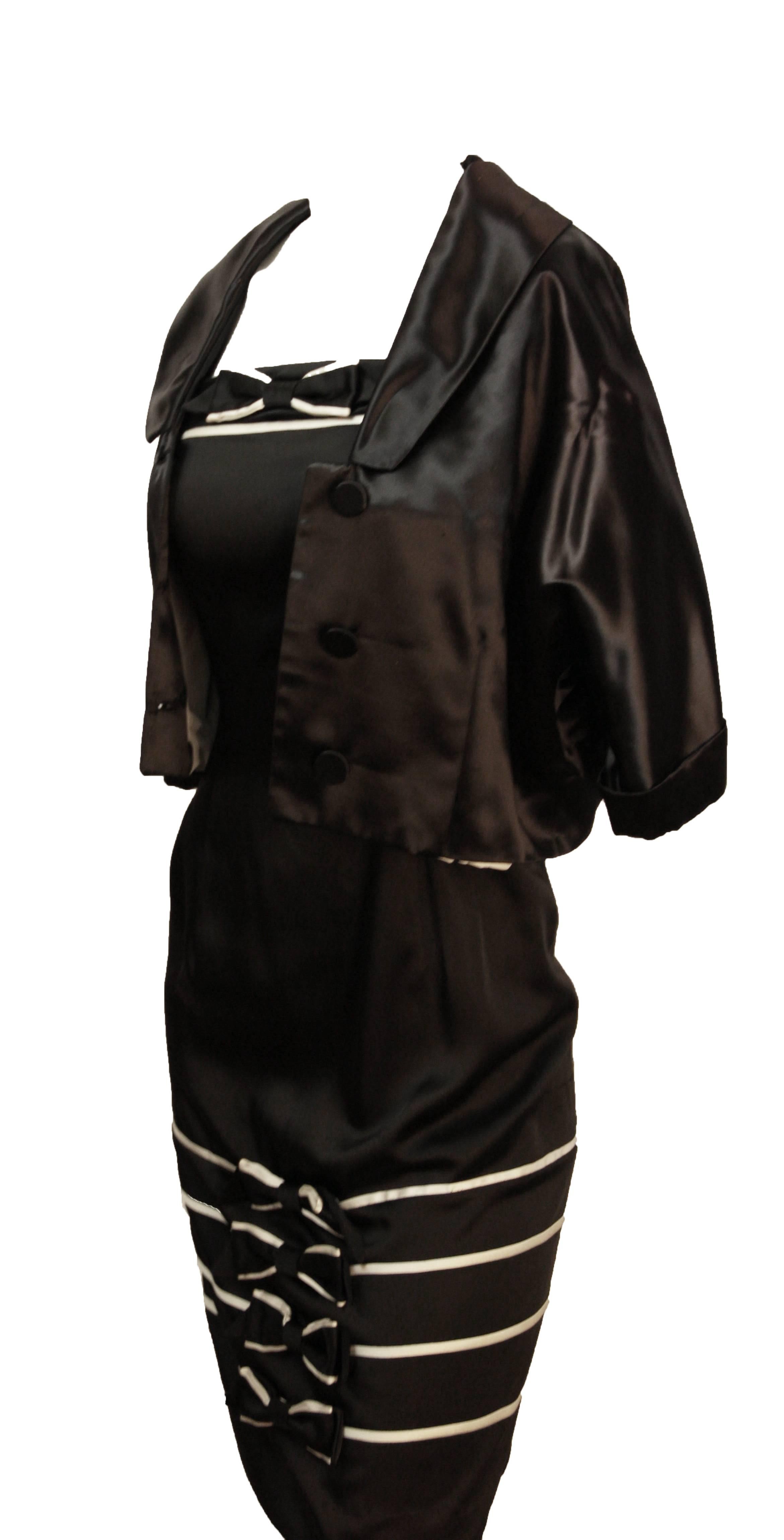 Vestido de cóctel Lili Ann blanco y negro de los años 60 y conjunto de bolero dolman de raso negro.