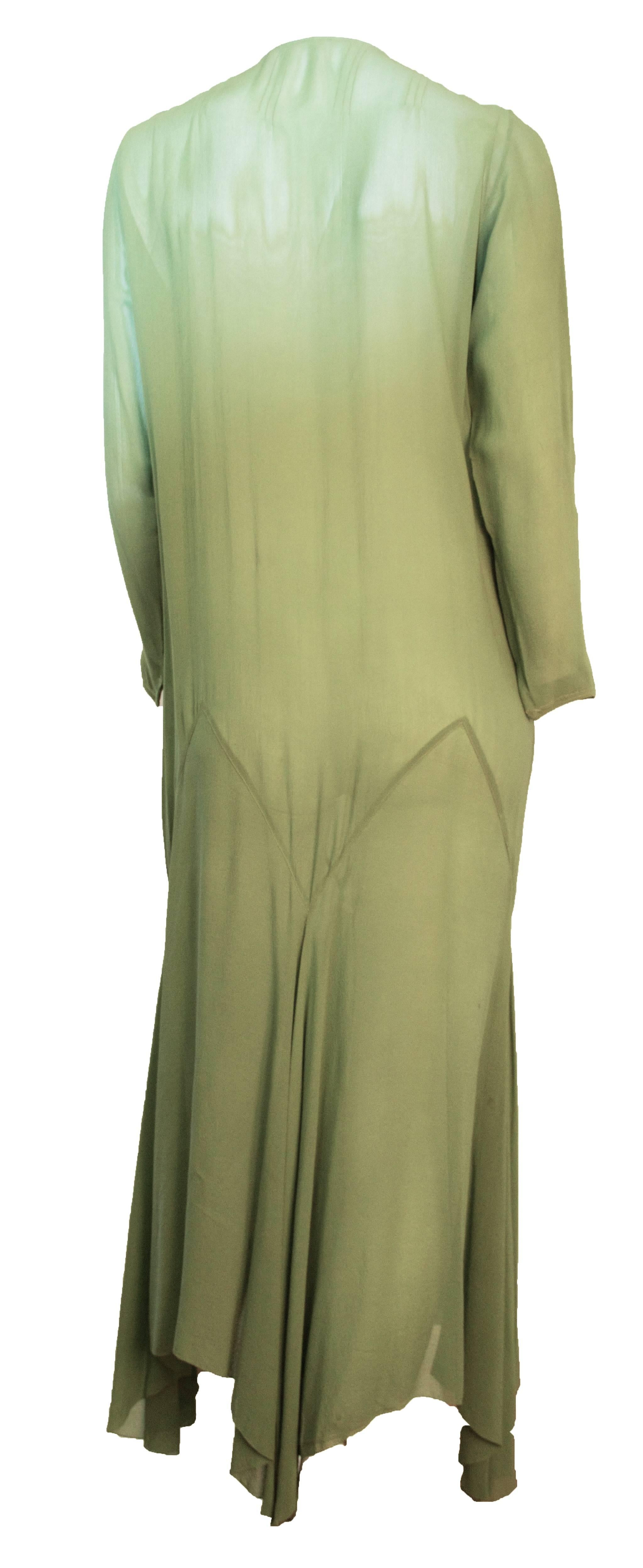 Moosgrünes, langärmeliges Chiffonkleid mit Taschentuch-Saum aus den 20er Jahren. Perlenbesatz am vorderen Halsausschnitt. 