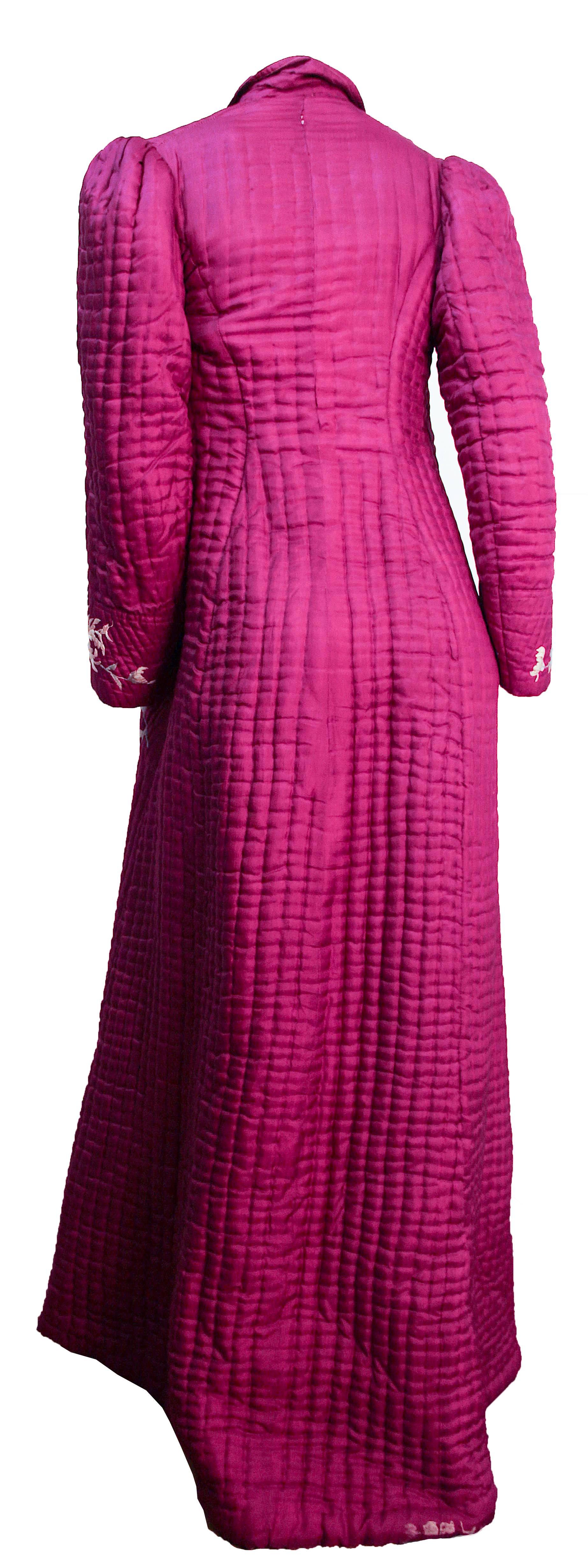 Peignoir / manteau édouardien en soie magenta matelassé et brodé à la main. Fermetures en forme de grenouille. Poches