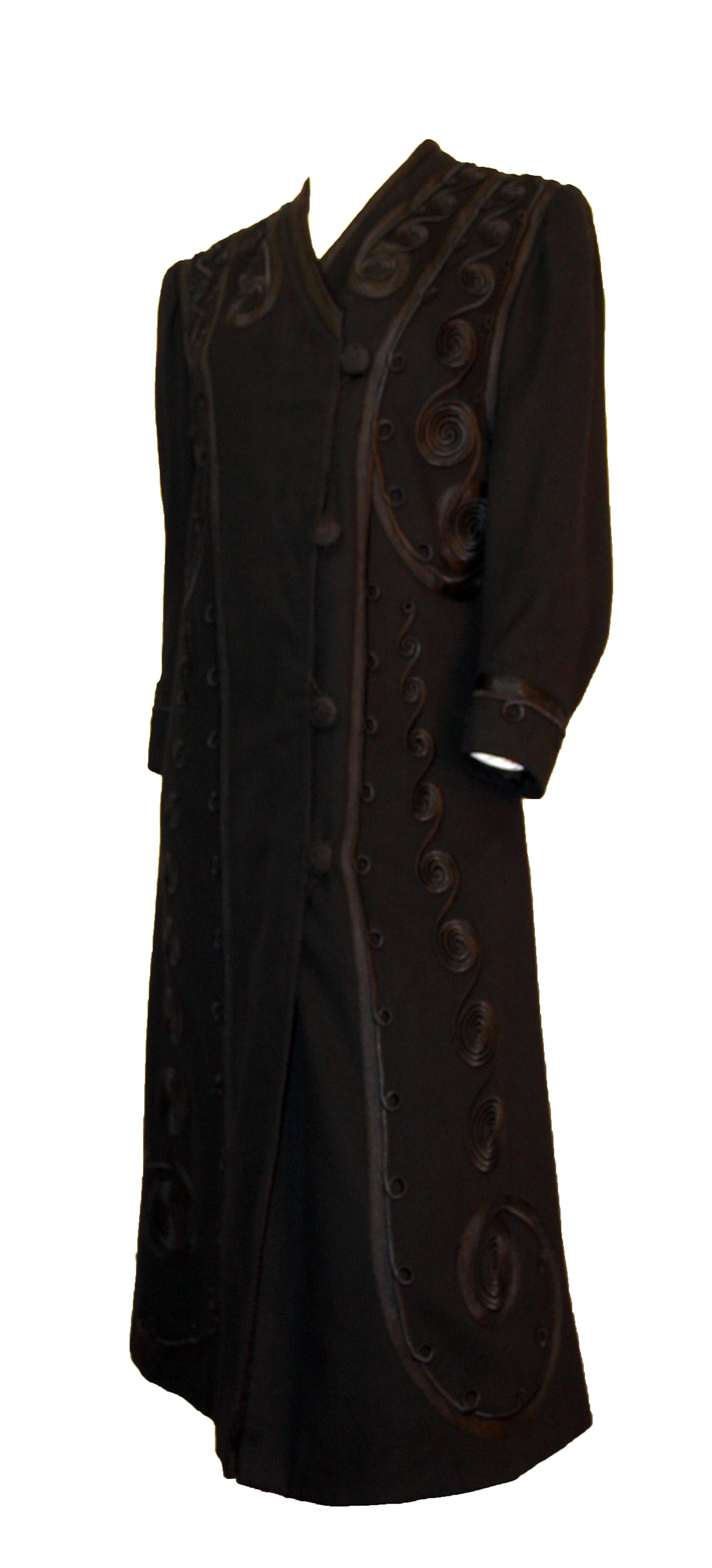 Noir Manteau noir édouardien garni de soie et de satin avec détails élaborés  en vente