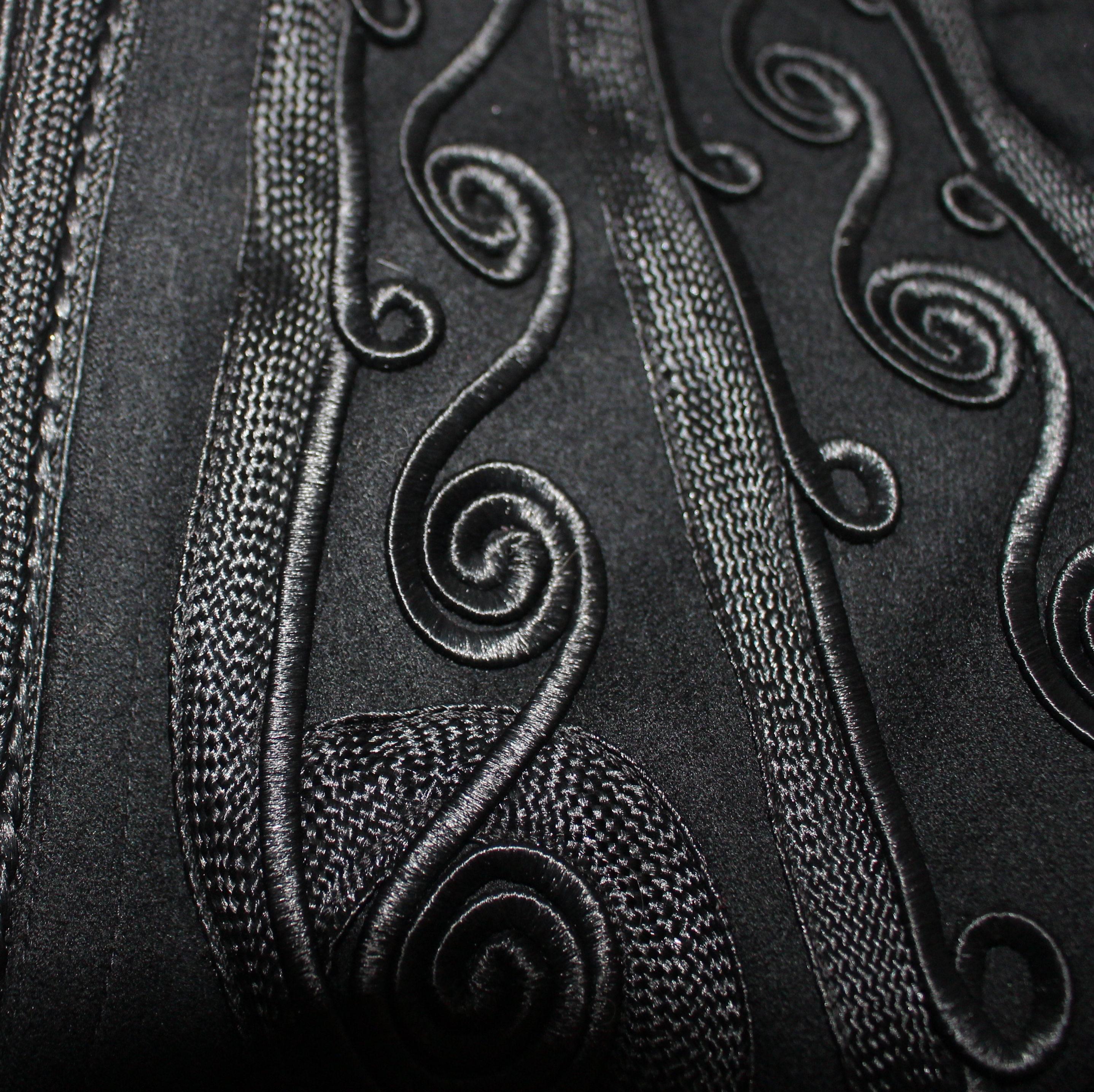 Manteau noir édouardien garni de soie et de satin avec détails élaborés  Pour femmes en vente