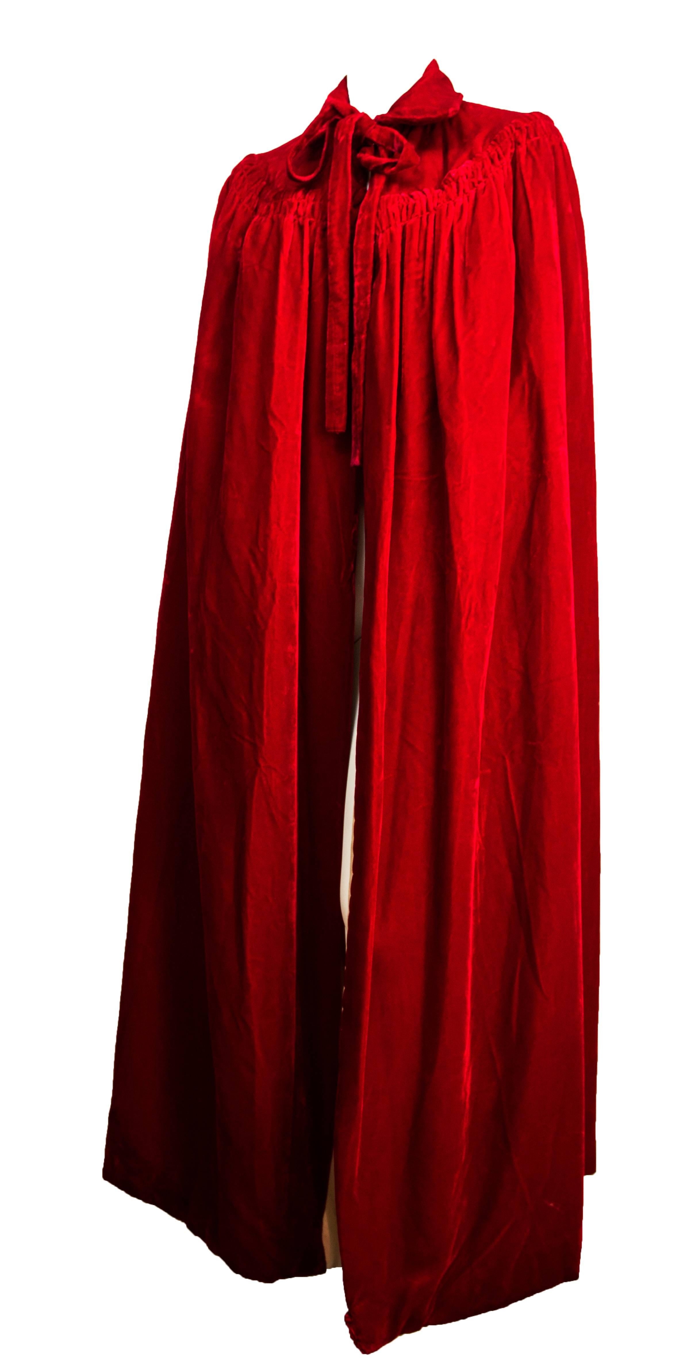 Rouge Cape longue en velours rouge (années 1950)  en vente