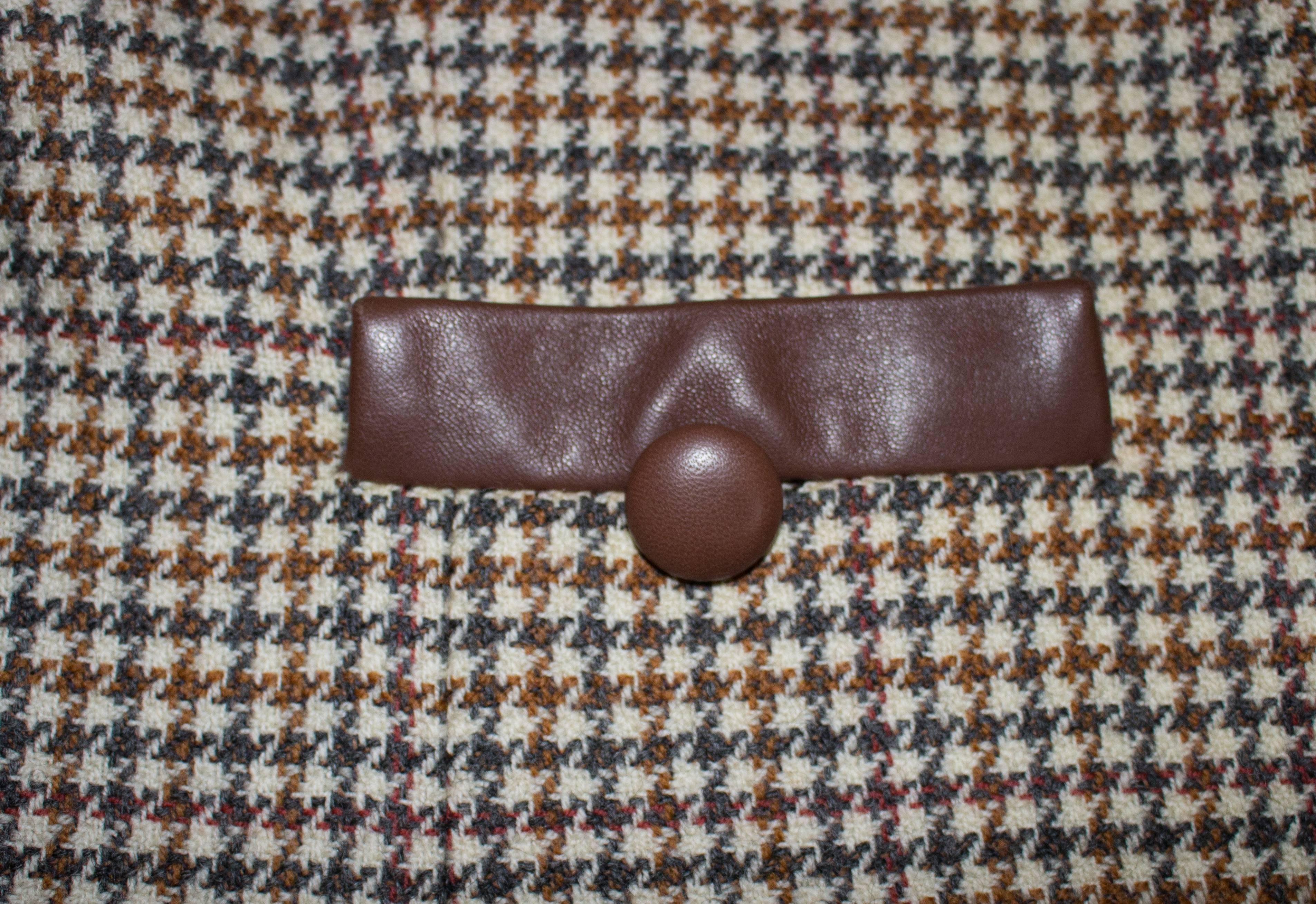 Oscar De La Renta Tan Tweed Coat with Leather Buttons & Trim In Excellent Condition In San Francisco, CA