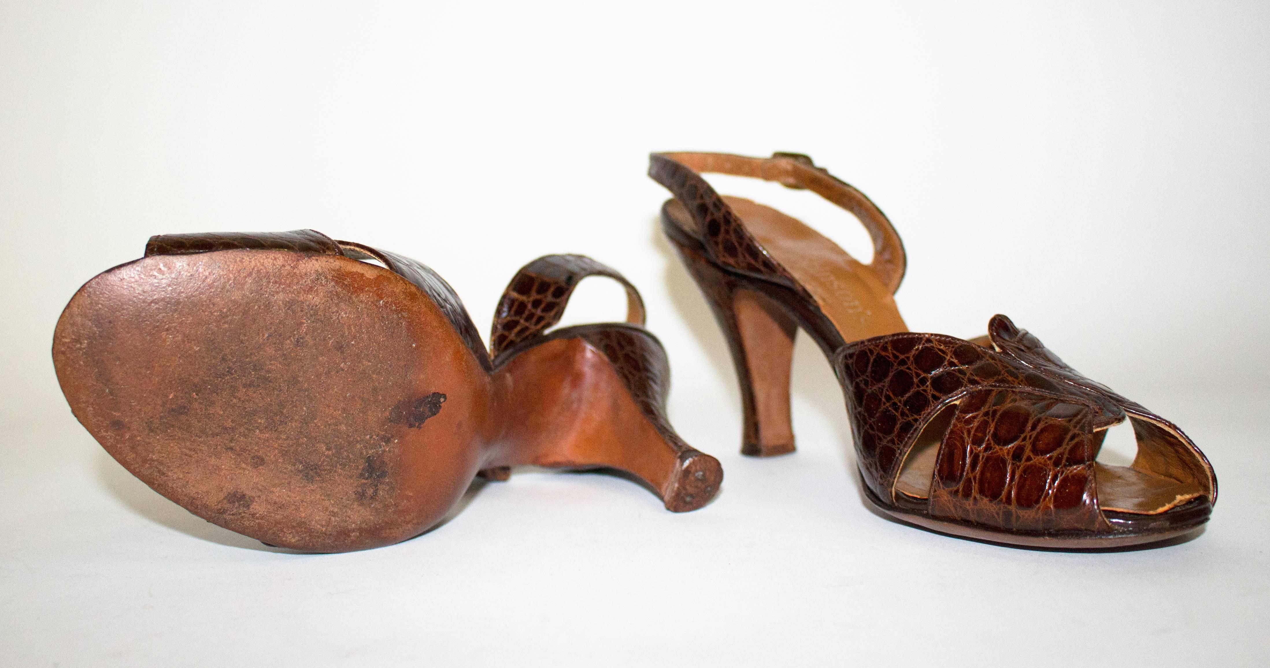 Marron Chaussures à talons en alligator des années 50 en vente