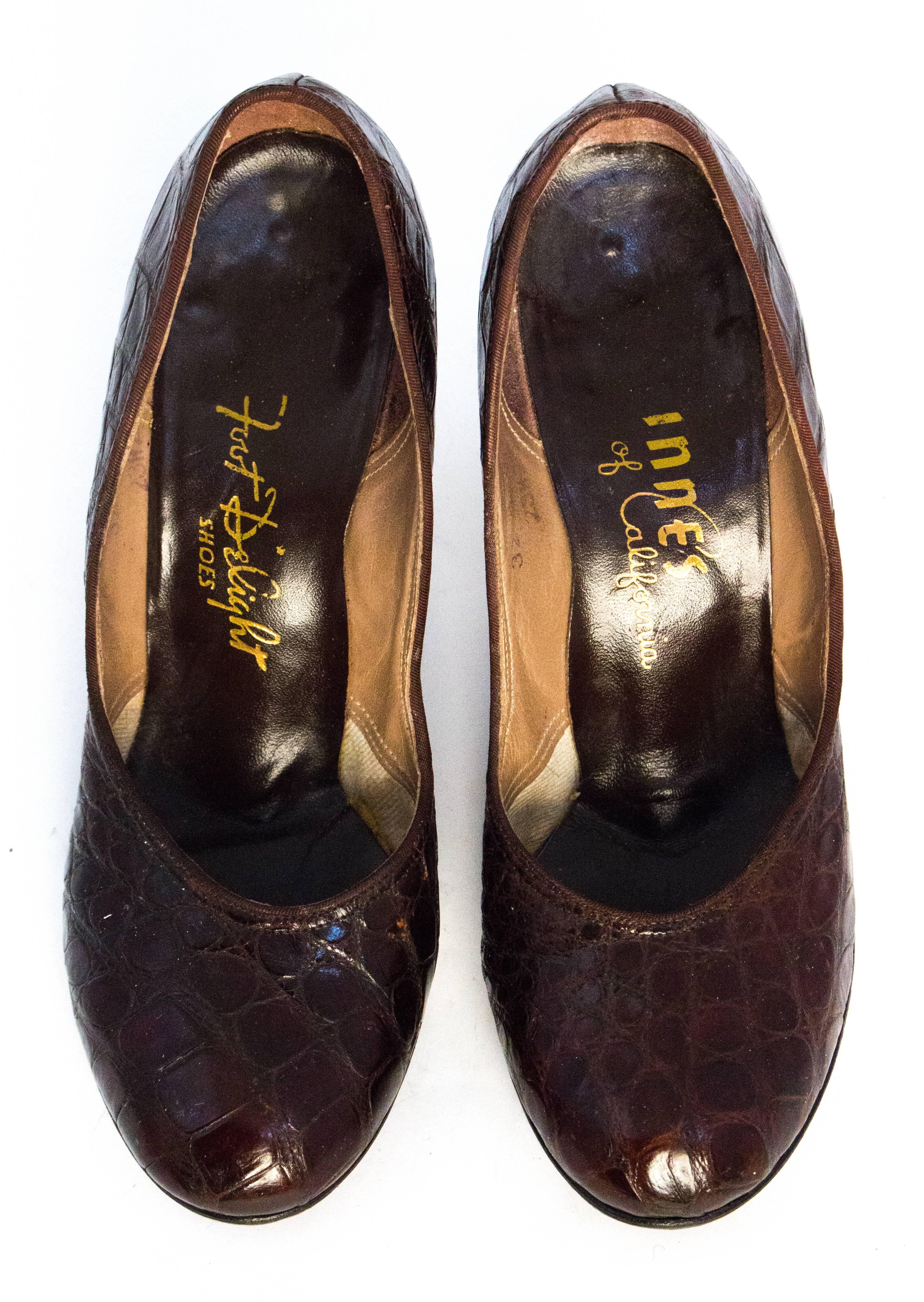 40s round toe chocolate brown alligator pumps. 

Measurements:
Insole: 9 1/4 inches
Palm: 3 inches
Heel: 3 1/2 inches 
