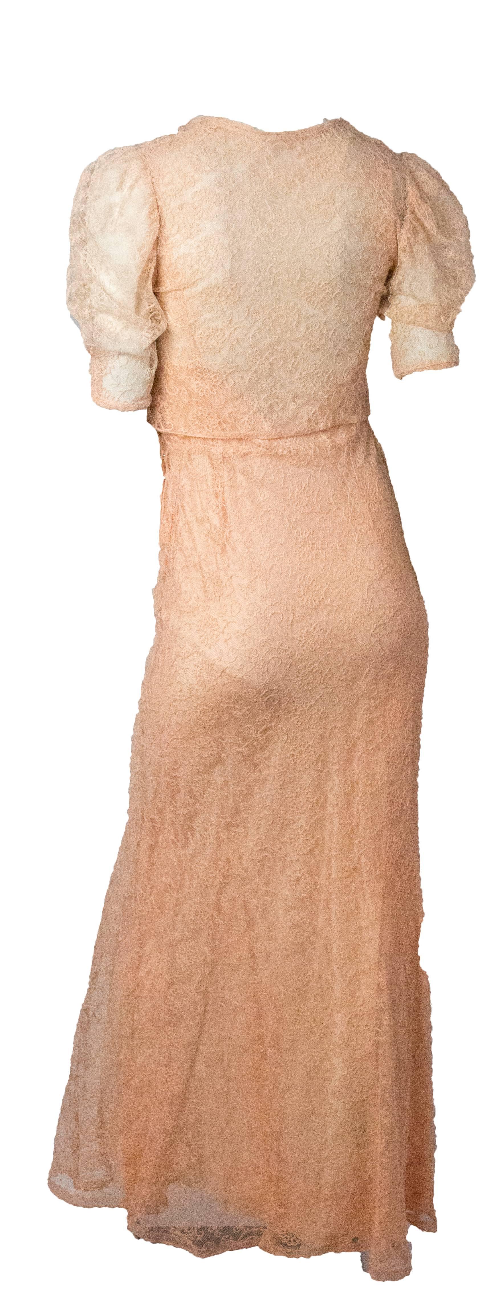 robe 3 pièces en dentelle rose des années 30 avec slip assorti coupé en biais et veste boléro. 