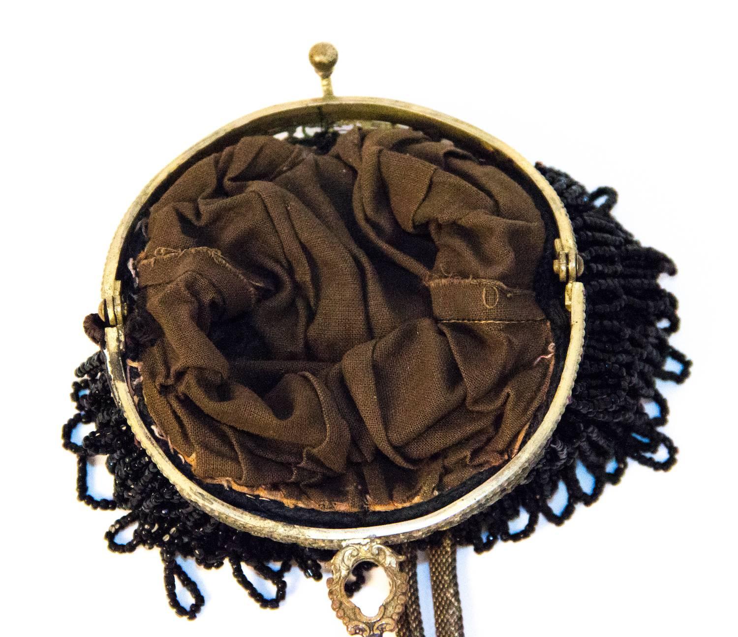 Viktorianische Tasche aus den 1890er Jahren mit schwarzen Perlen, filigranem Rahmen und geschnitzten Details  im Zustand „Hervorragend“ im Angebot in San Francisco, CA