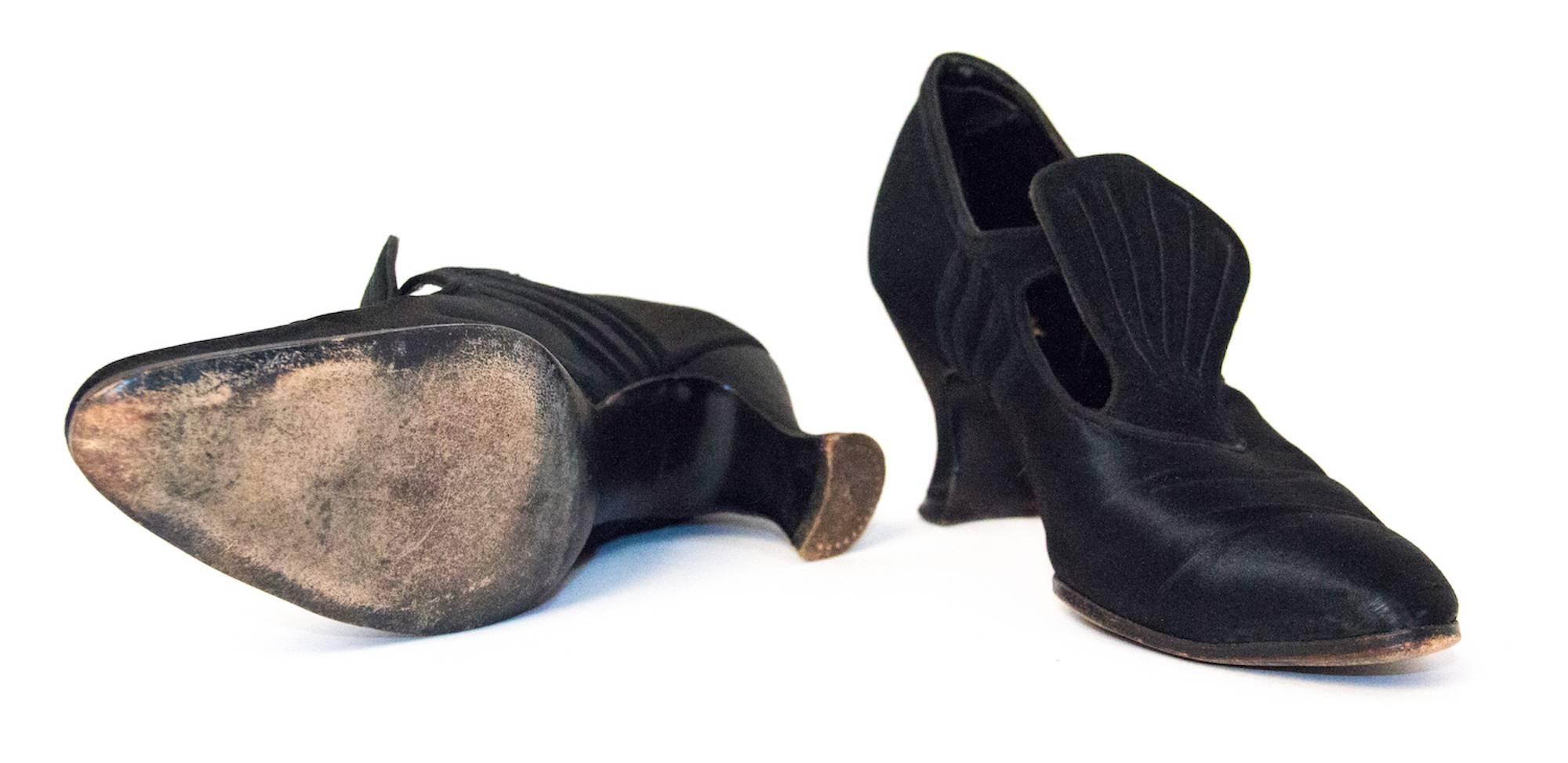 Edwardian Black Silk & Suede Heels  In Excellent Condition In San Francisco, CA