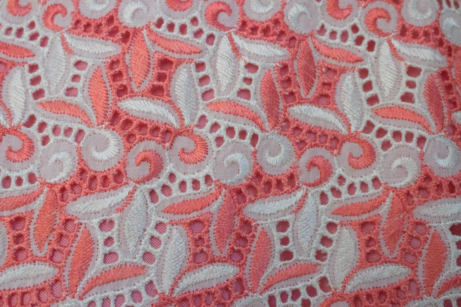 Marrone Garofano rosa anni '50, tubino in cotone ricamato con occhiello e bolero abbinato in vendita