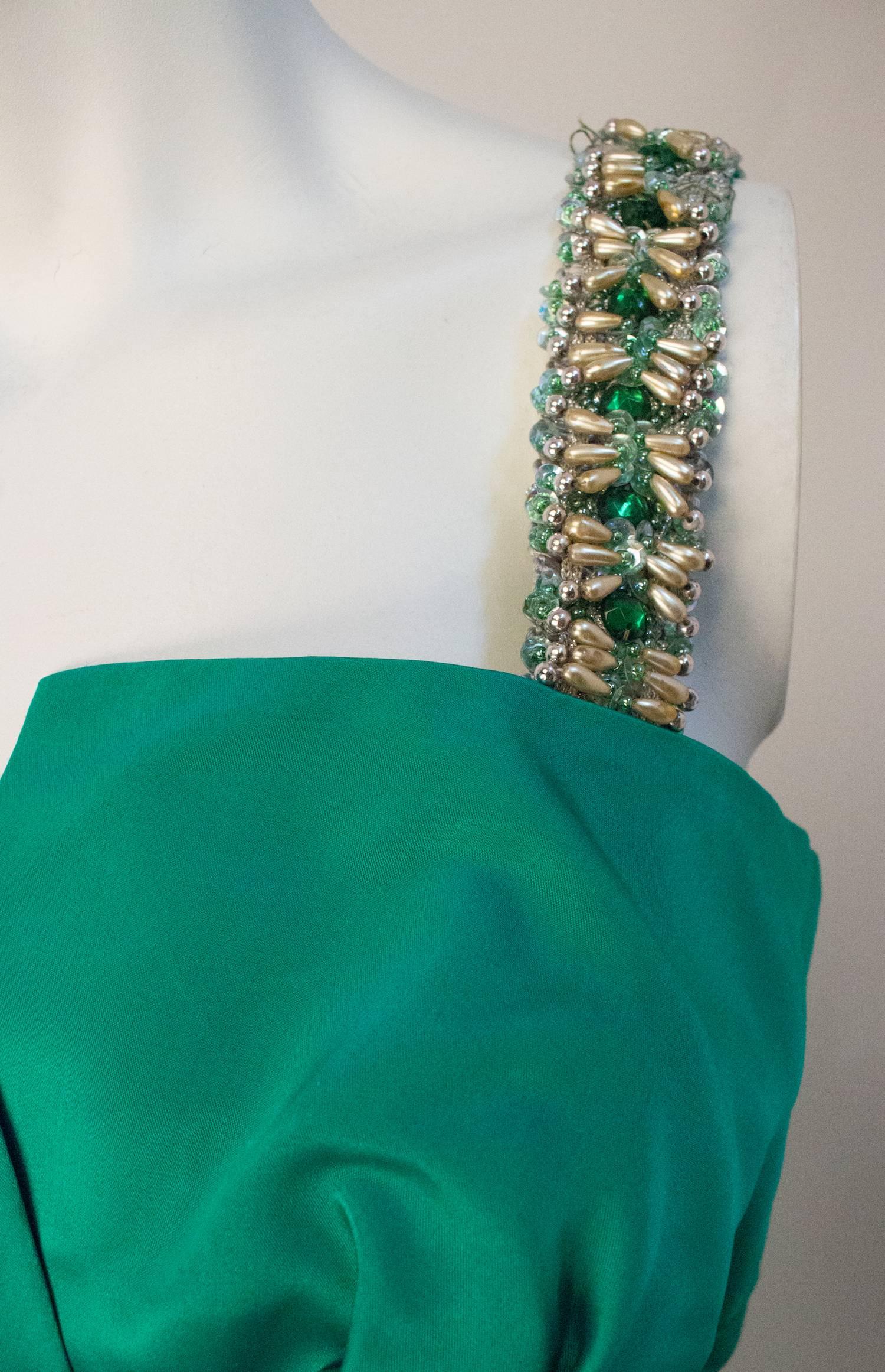 Vert Robe en satin vert émeraude (années 1960) en vente