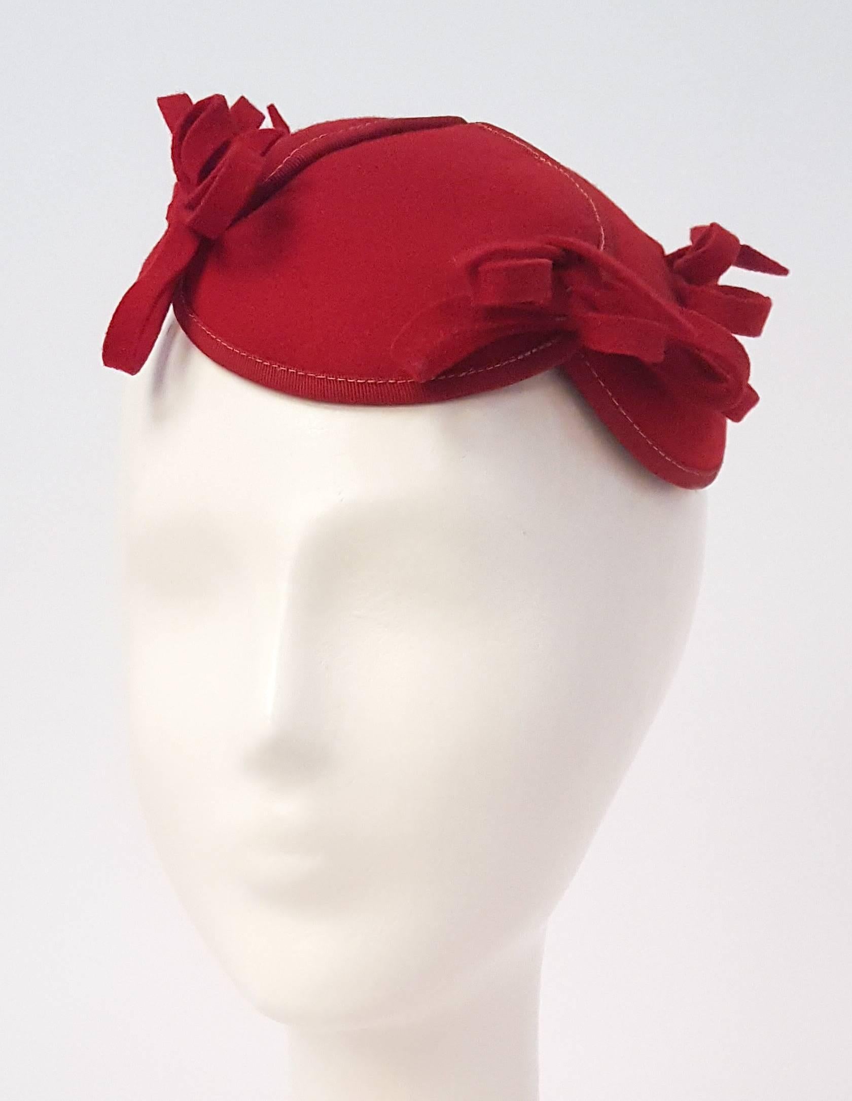 chapeau en feutre rouge des années 30 avec arcs. 