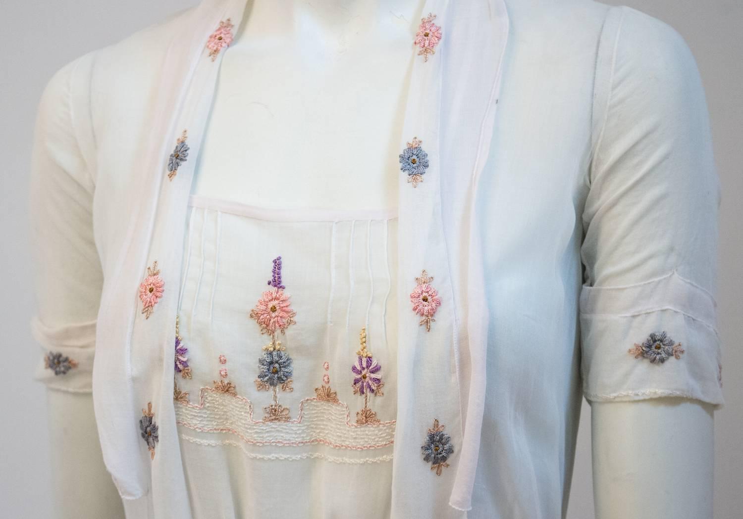 20s White Cotton Day Dress w/ Embroidered Flowers In Excellent Condition In San Francisco, CA