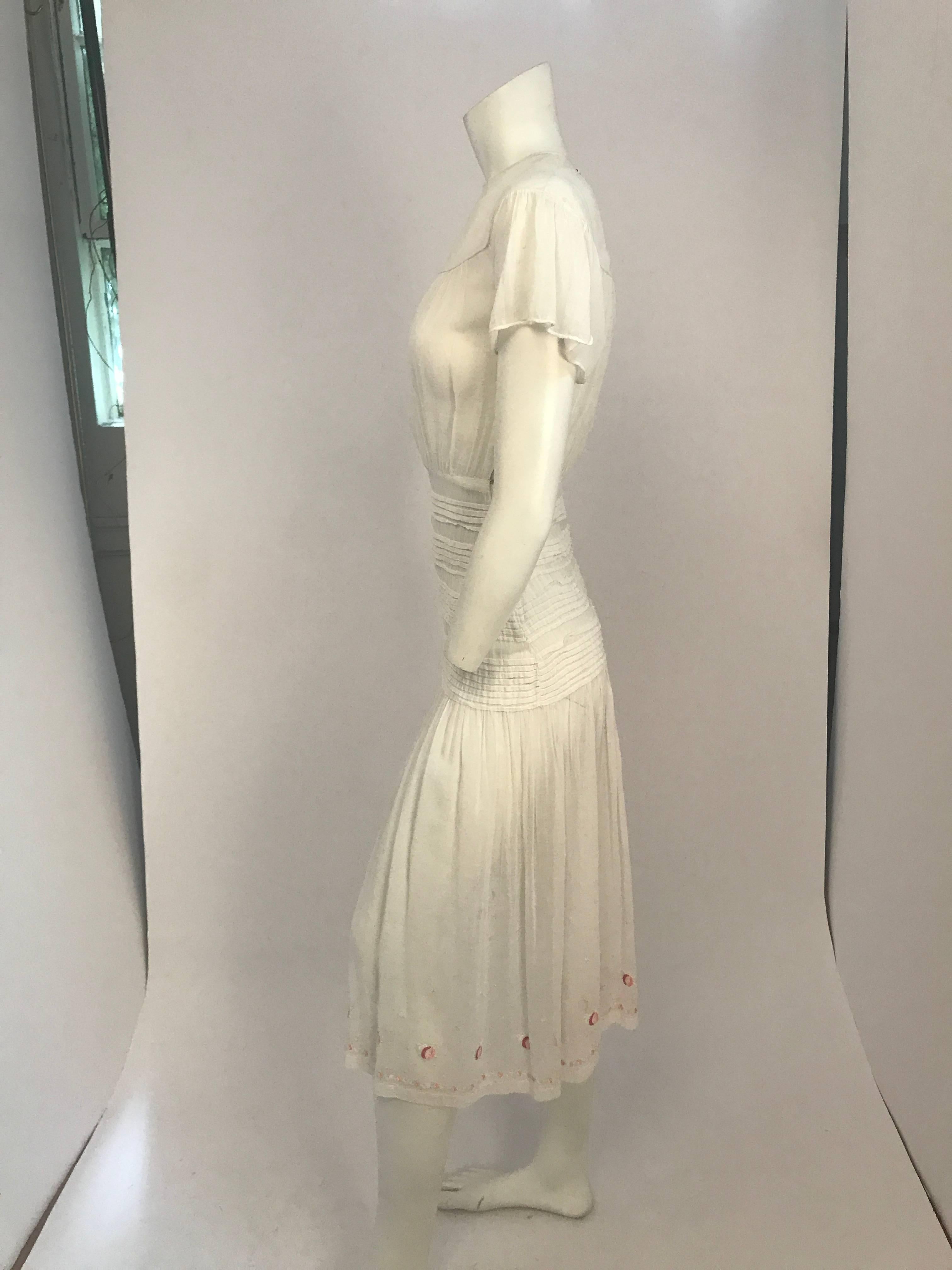 Weißes Tageskleid aus weißer Baumwolle mit pfirsichfarbenem besticktem Saum, 1920er Jahre  im Angebot 1